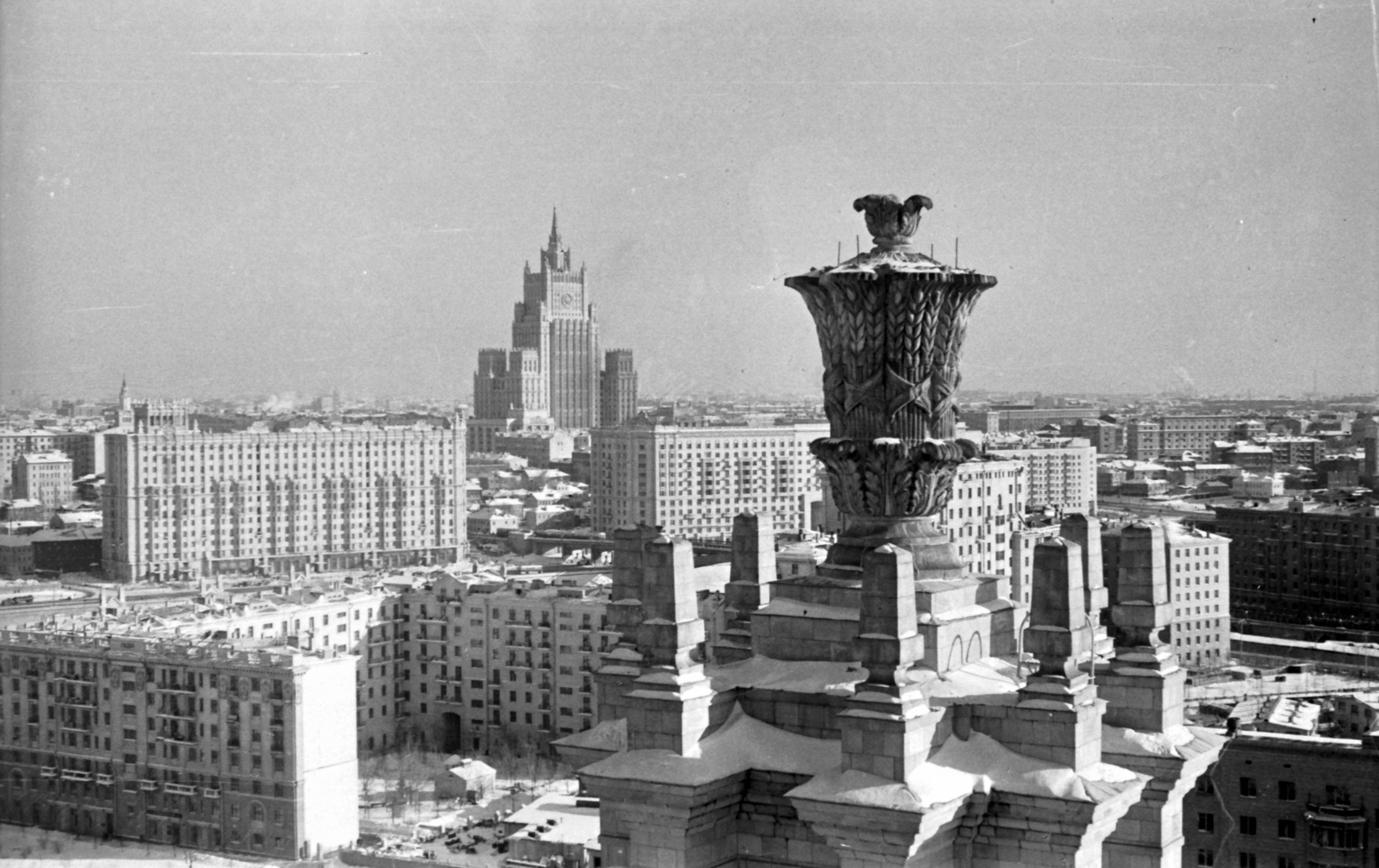 Russia, Moscow, háttérben a külügyminisztérium épülete. A fotó a Radisson (Ukrajna) szálló tornyából készült., 1964, Szánthó Zoltán, Soviet Union, hotel, socialist realism, Arkady Mordvinov-design, Vyacheslav Oltarzhevsky-design, Fortepan #25141