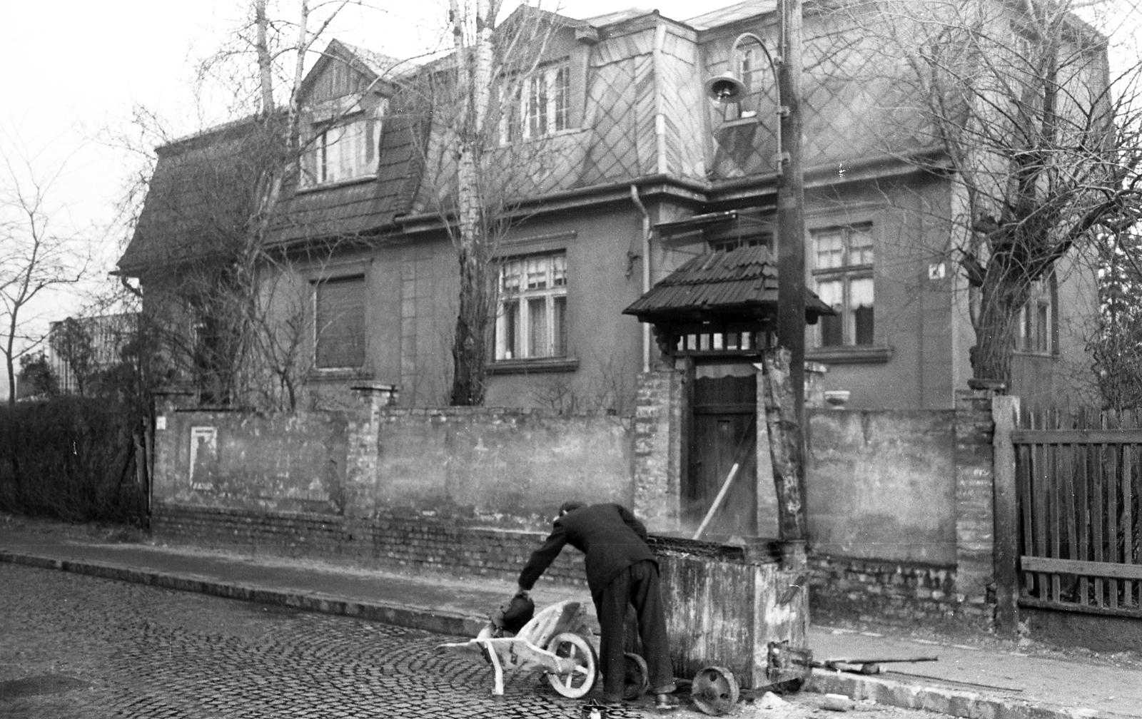 Magyarország, Budapest XIII., Béke út, a felvétel az út kiszélesítéséhez, a telek kisajátításához készült., 1960, FŐMTERV, Domonkos Endre, Budapest, talicska, Fortepan #251413