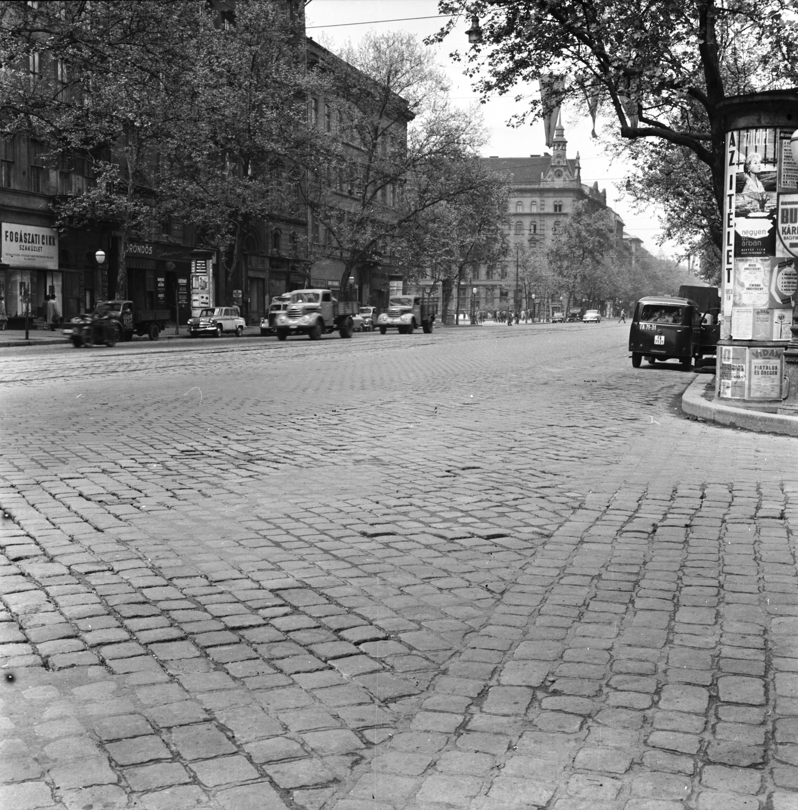 Magyarország, Budapest V.,Budapest VI., Bajcsy-Zsilinszky út a Révay köz torkolatától az ekkor névtelen, ma Podmaniczky Frigyes tér felé nézve., 1961, FŐMTERV, Domonkos Endre, Budapest, Fortepan #251420