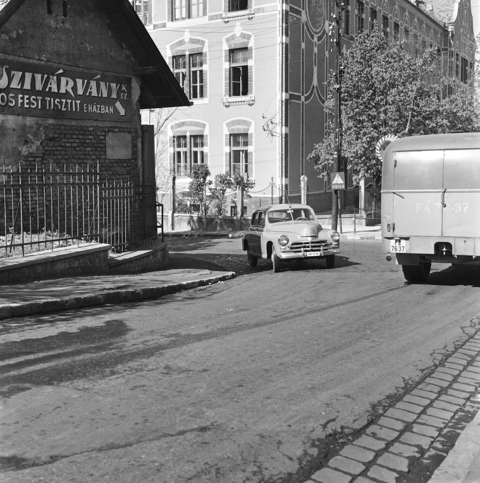 Magyarország, Budapest XII., a Diana utca és Költő utca kereszteződése, háttérben a Diana ut­cai Általános Iskola., 1961, FŐMTERV, Domonkos Endre, Budapest, Fortepan #251422