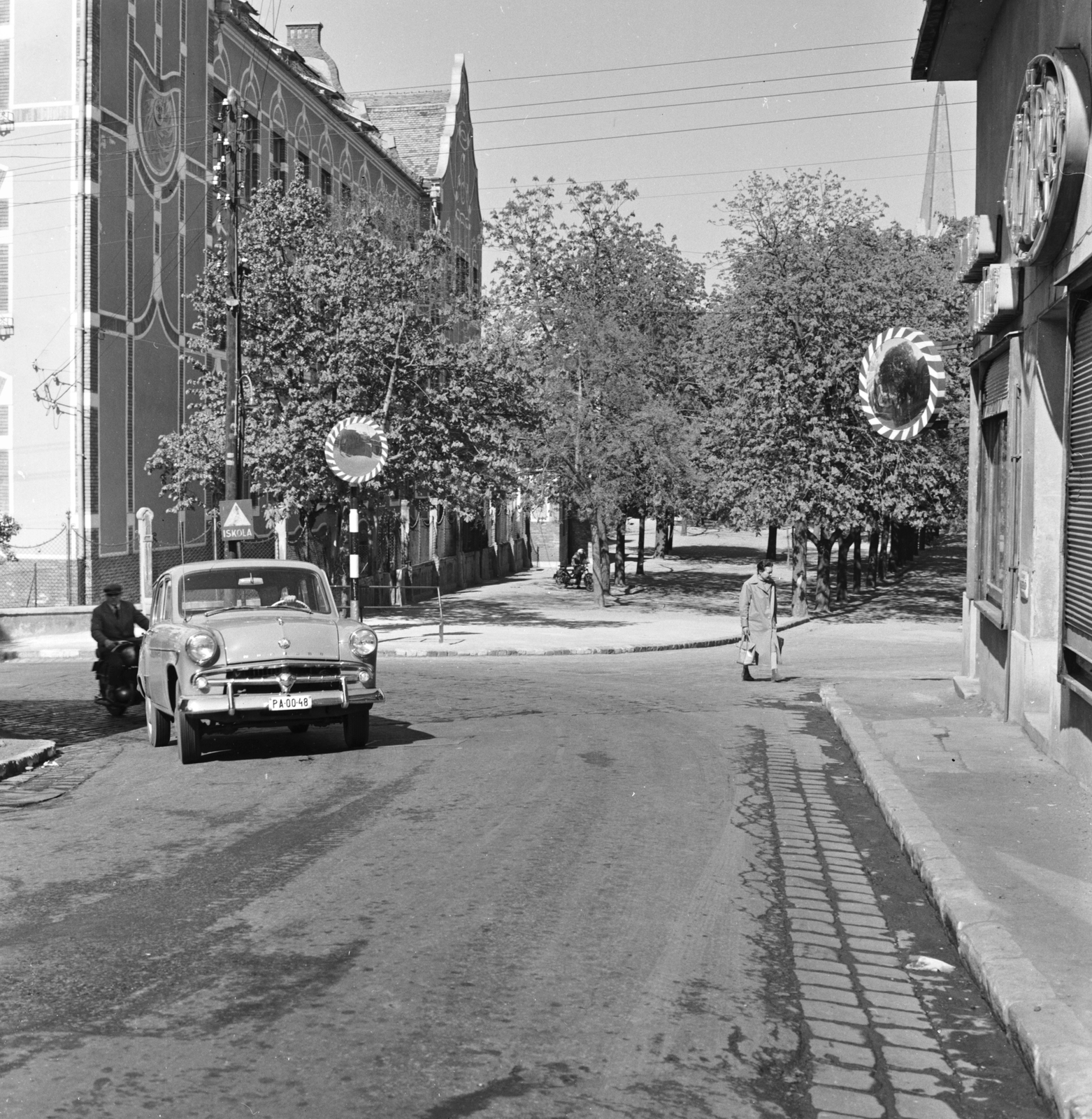 Magyarország, Budapest XII., a Diana utca és Költő utca kereszteződése, balra háttérben a Diana ut­cai Általános Iskola., 1961, FŐMTERV, Domonkos Endre, rendszám, Budapest, Fortepan #251423