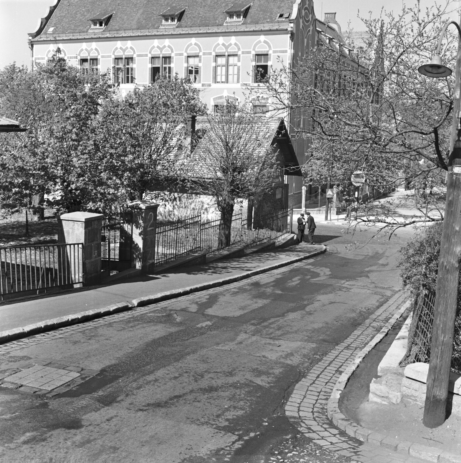 Magyarország, Budapest XII., a Diana utca és Költő utca kereszteződése, háttérben a Diana utcai Általános Iskola., 1961, FŐMTERV, Domonkos Endre, Budapest, Fortepan #251424