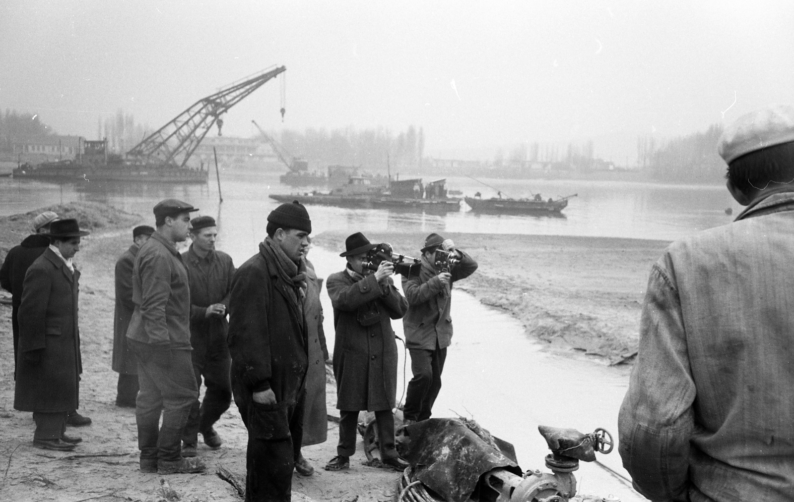 Magyarország, Budapest III., szemben a Kossuth Lajos üdülőpart, balra, az úszódaru mögött a Királyok (Vörös Hadsereg) útja 291. Földgázvezeték áthúzása a Dunán., 1961, FŐMTERV, Domonkos Endre, Budapest, Fortepan #251426