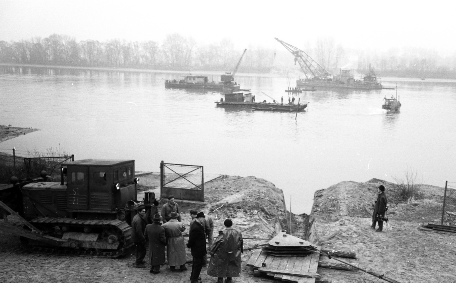 Magyarország, Budapest III., Kossuth Lajos üdülőpart a Királyok (Vörös Hadsereg) útja 291. szám előtt. Földgázvezeték áthúzása a Dunán., 1960, FŐMTERV, Domonkos Endre, Budapest, úszódaru, lánctalp, munkagép, Fortepan #251427