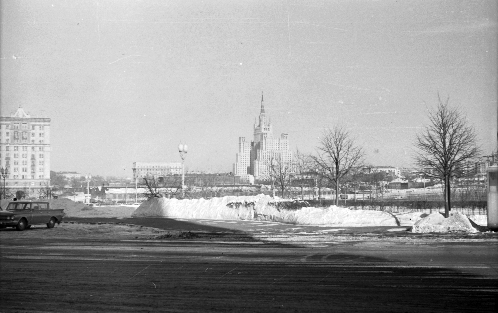 Russia, Moscow, látkép az Ukrajna (Radisson) szállótól a Moszkva folyó felé. Háttérben a Kudrinszkaja (Felkelés) téri toronyépület, a "Pilóták háza"., 1964, Szánthó Zoltán, Soviet Union, hotel, socialist realism, Arkady Mordvinov-design, Vyacheslav Oltarzhevsky-design, Fortepan #25143