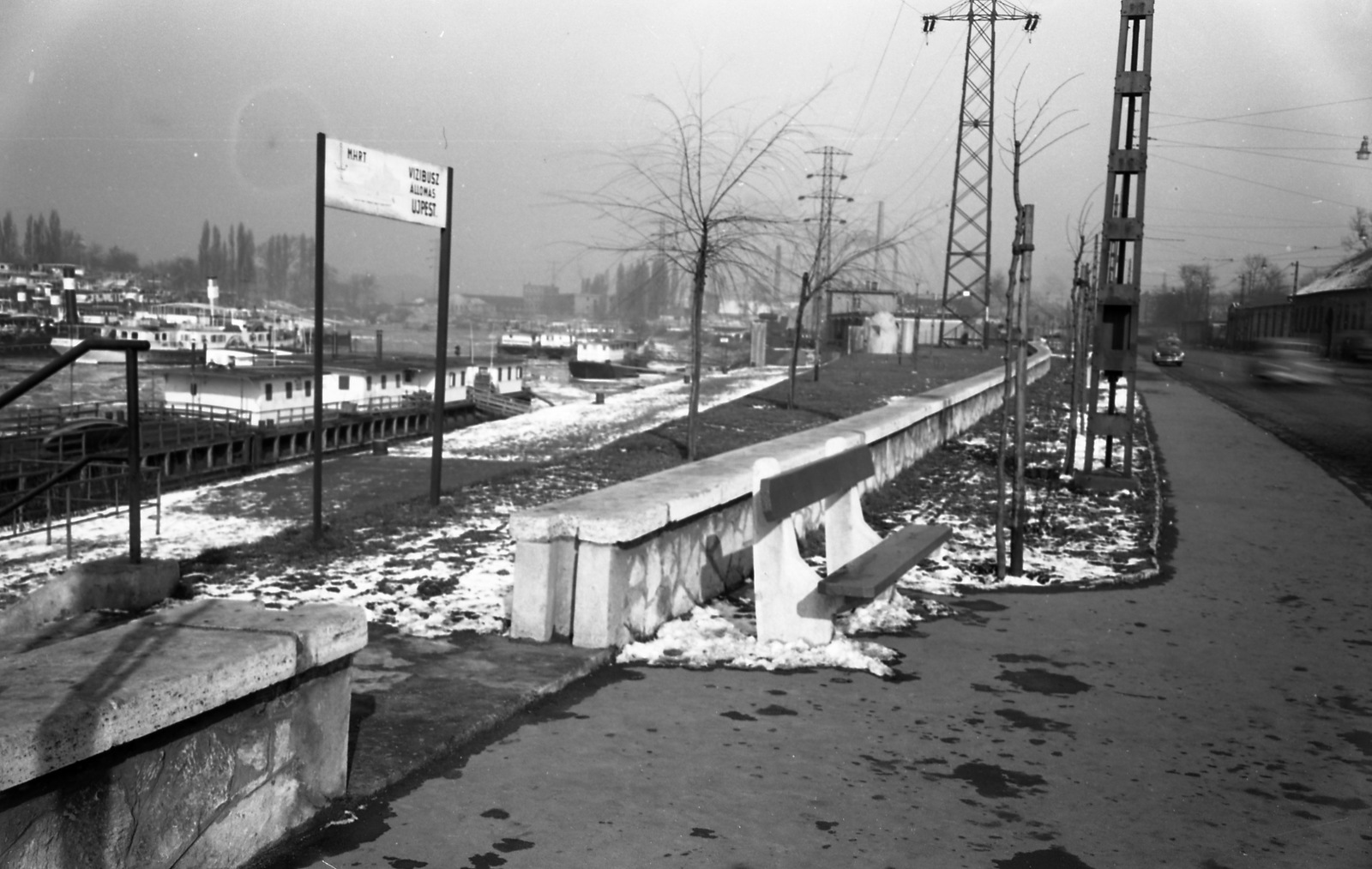 Magyarország, Budapest IV., kikötött hajók az Újpesti-öbölben. Előtérben a MAHART Vízibusz Újpest Állomás a Váci útnál, az Árpád út közelében., 1961, FŐMTERV, Domonkos Endre, Budapest, Fortepan #251433