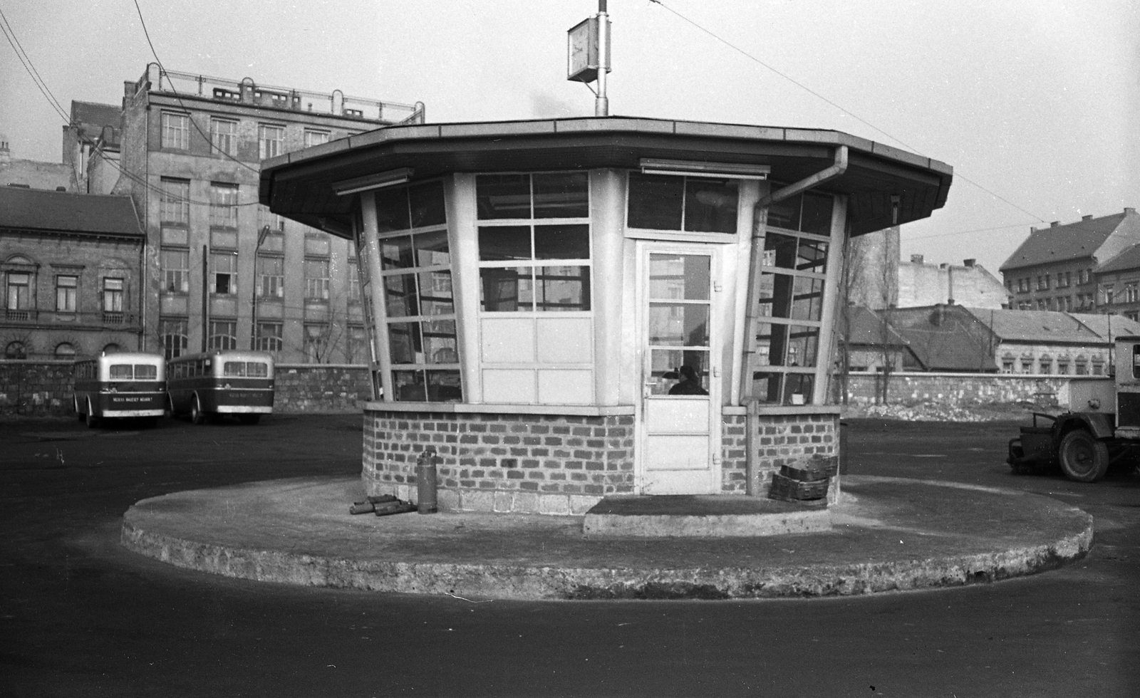 Magyarország, Budapest VIII., Korányi Sándor utca 3., Mező Imre garázs., 1961, FŐMTERV, Domonkos Endre, Budapest, pavilon, köztéri óra, Fortepan #251447