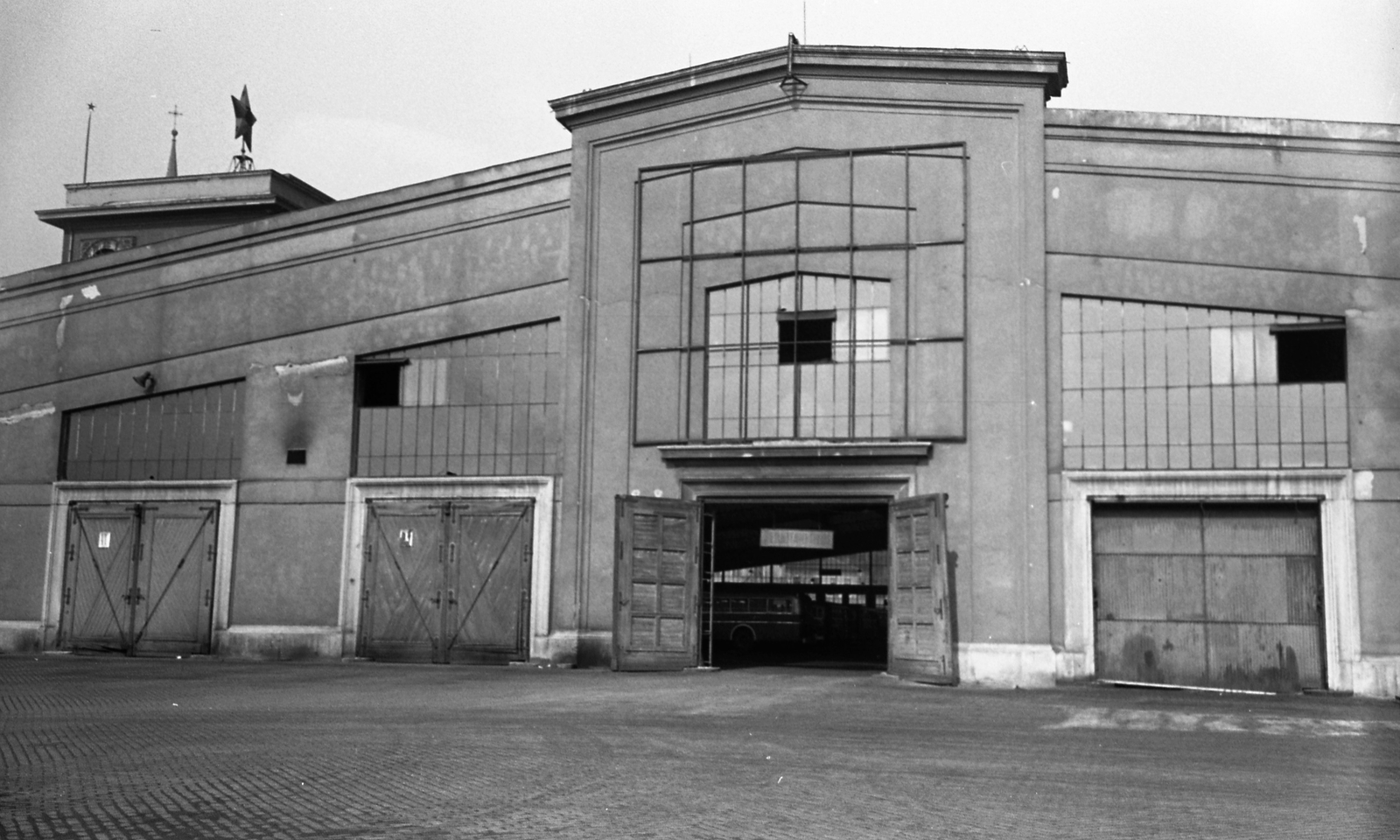 Magyarország, Budapest XIV., Istvánmezei út, a Récsei autóbuszgarázs üzemcsarnoka., 1961, FŐMTERV, Domonkos Endre, Budapest, Fortepan #251448