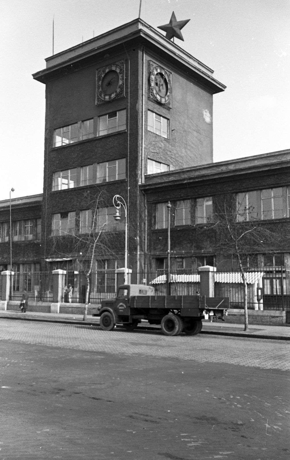 Magyarország, Budapest XIV., Cházár András utca, a Récsei autóbuszgarázs toronyépülete az üzemcsarnok oldalában., 1961, FŐMTERV, Domonkos Endre, Budapest, Fortepan #251449