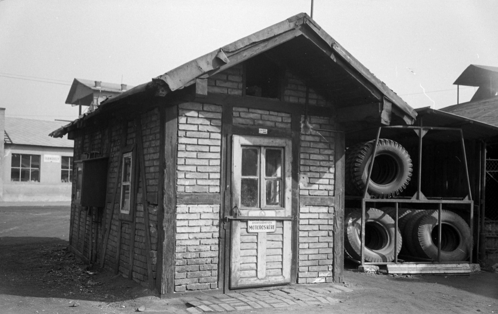 Hungary, Budapest XIV., az MHSz Motoros körének épülete a Récsei autóbuszgarázs terültén a Szabó József ut­ca közelében, háttérben a Millenáris pálya tribünje., 1961, FŐMTERV, Budapest, Fortepan #251454