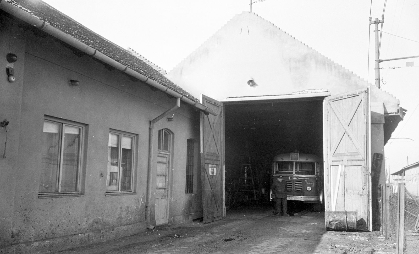 Magyarország, Budapest XIX., Nagykörösi út, a Kilián György autóbuszgarázs egyik épülete., 1961, FŐMTERV, Domonkos Endre, kapu, autóbusz, Budapest, Fortepan #251458