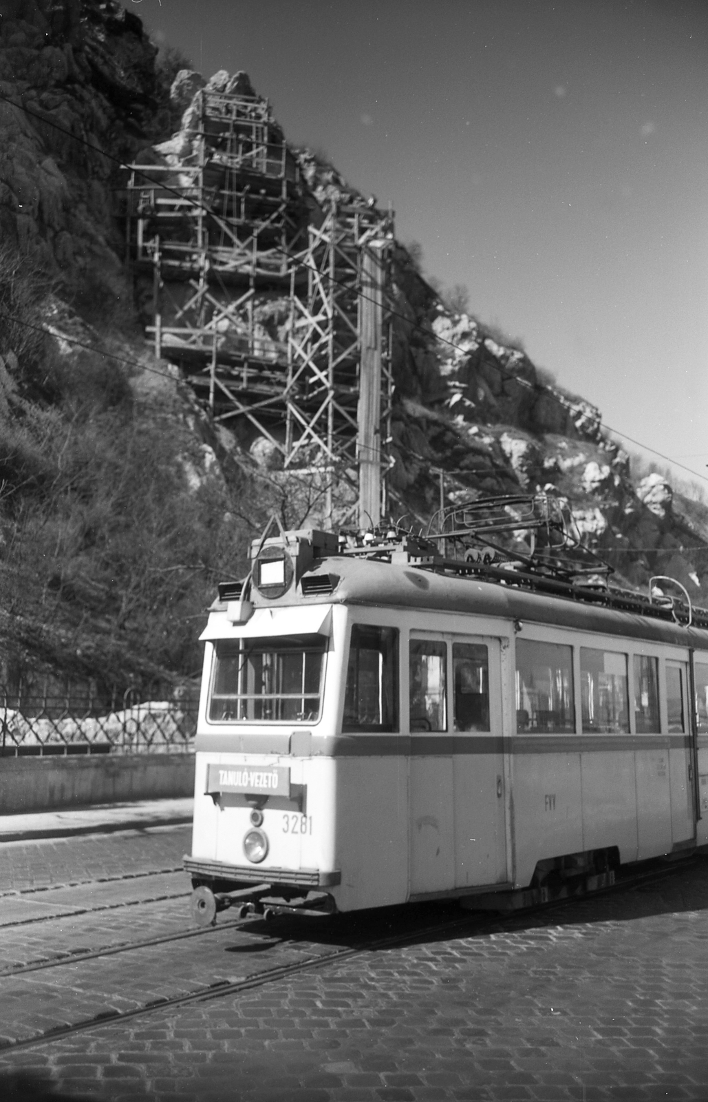 Hungary, Budapest XI., a felvétel a Gellért-hegy meglazult szikláinak megerősítésekor készült., 1961, FŐMTERV, Budapest, Ganz UV tramway, Fortepan #251465