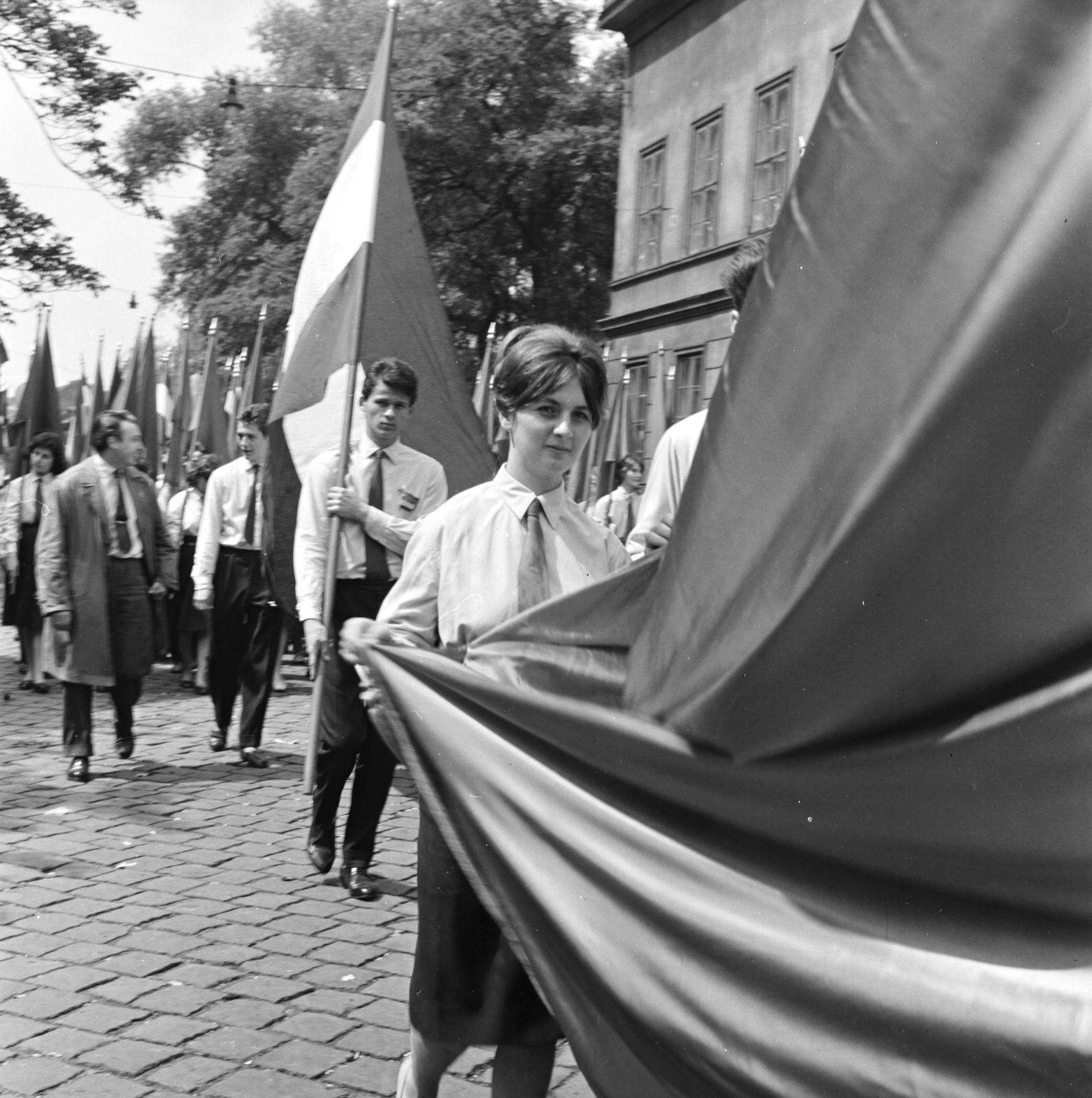 Magyarország, Budapest VII., Bethlen Gábor tér, május 1-i felvonulás résztvevői, jobbra a háttérben a 4-es számú épület., 1961, FŐMTERV, Domonkos Endre, Budapest, Fortepan #251469
