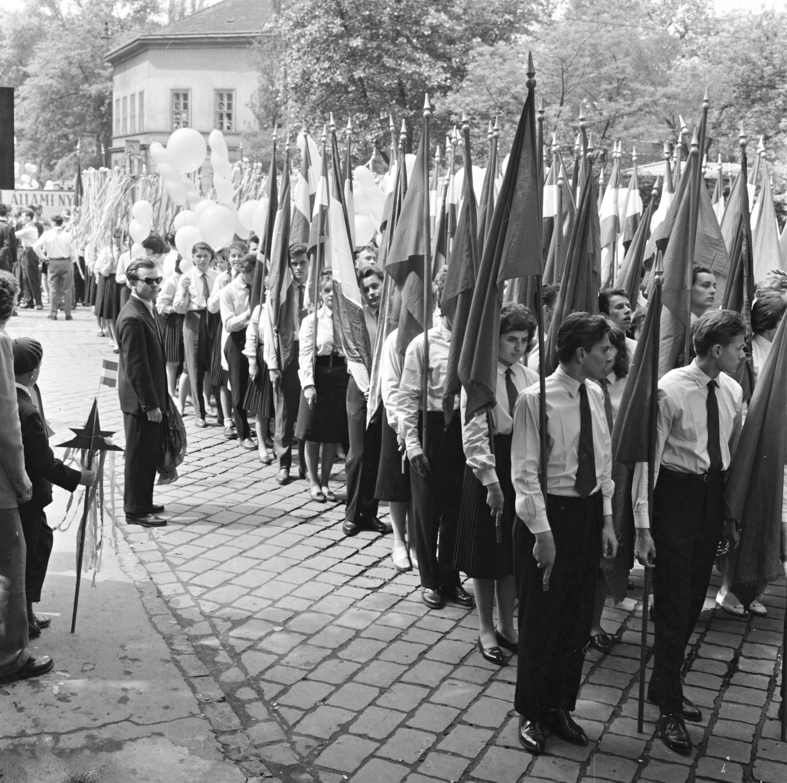Magyarország, Budapest VII., István (Landler Jenő) utca, május 1-i felvonulás résztvevői, háttérben a Bethlen Gábor tér 4. számú épület., 1961, FŐMTERV, Domonkos Endre, Budapest, Fortepan #251470