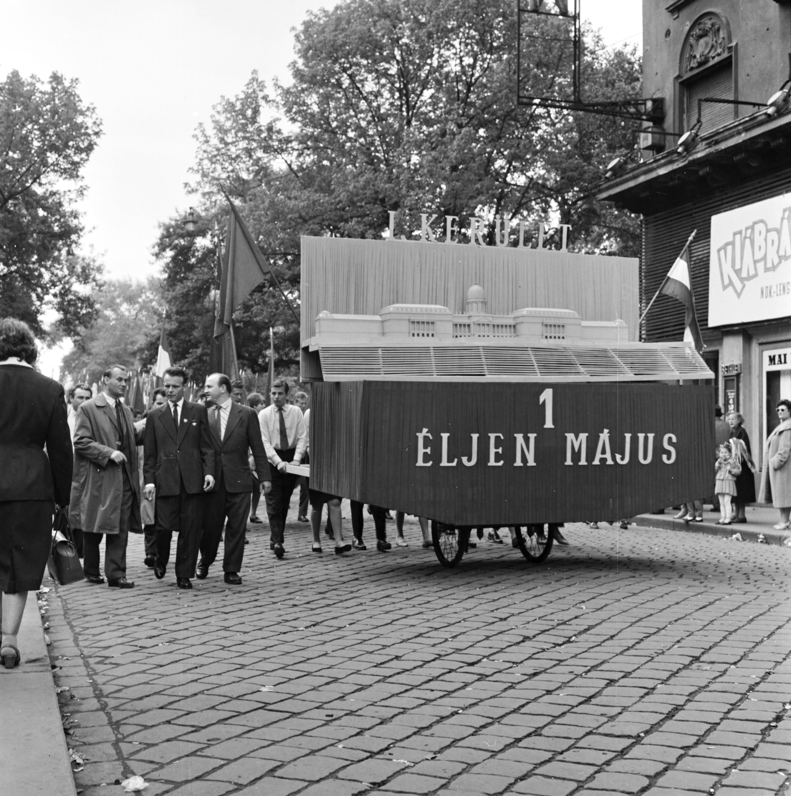 Magyarország, Budapest VII., István (Landler Jenő) utca, a Bethlen Gábor térnél. Május 1-i felvonulás résztvevői a Bethlen mozi előtt., 1961, FŐMTERV, Domonkos Endre, Budapest, Fortepan #251471