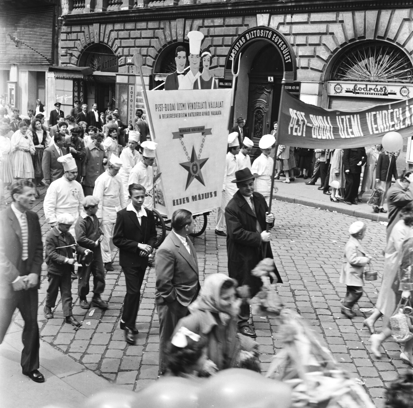 Hungary, Budapest VII., István (Landler Jenő) utca, május 1-i felvonulás résztvevői a 6-os számú ház, a Vasutas Biztosító Egyesület Székháza előtt., 1961, FŐMTERV, Budapest, Fortepan #251475