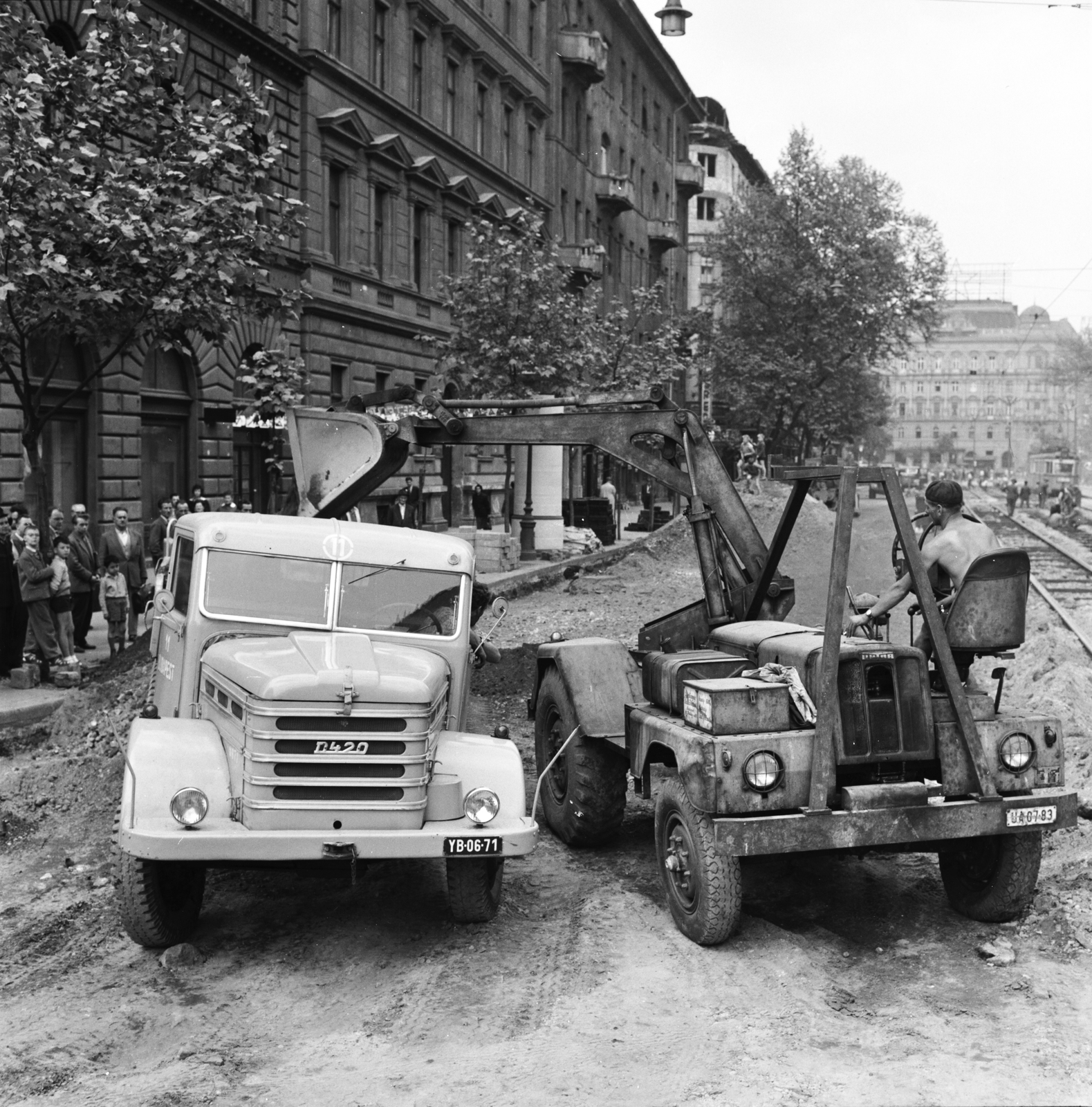Magyarország, Budapest V.,Budapest XIII., korszerűsítik és felújítják a Bajcsy-Zsilinszky úton az útpályát és a villamosvágányokat. A felvétel az Alkotmány utcától a Nyugati (Marx) tér irányába készült., 1961, FŐMTERV, Domonkos Endre, teherautó, Csepel-márka, rendszám, Csepel D-420, Dutra-márka, Dutra DR-50, Budapest, forgórakodó, villamos, Fortepan #251482