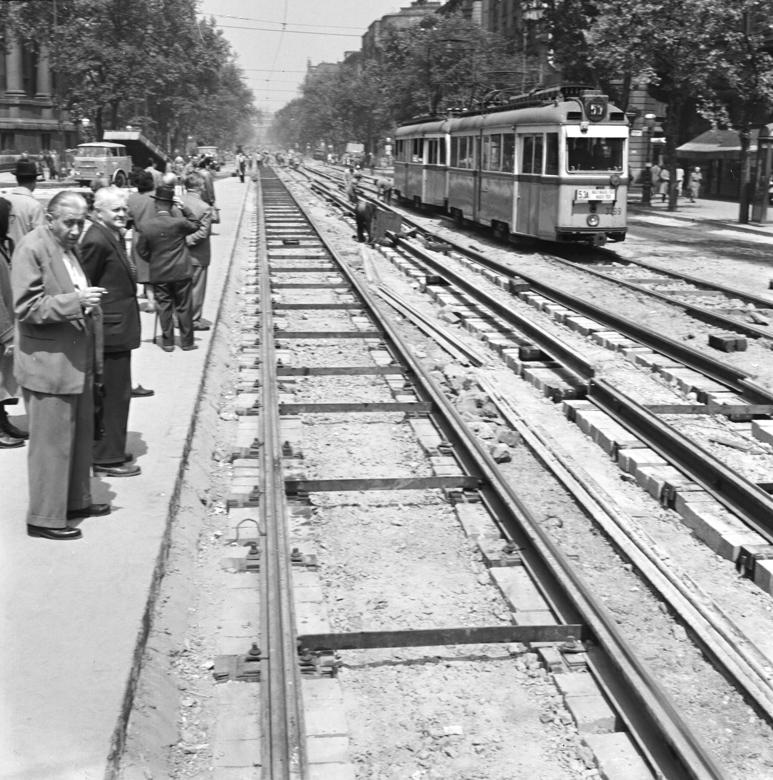 Magyarország, Budapest V.,Budapest VI., korszerűsítik és felújítják a Bajcsy-Zsilinszky úton az útpályát és a villamosvágányokat. A felvétel a Nyugati (Marx) tér irányába készült, balra a Szent István-bazilika., 1961, FŐMTERV, Domonkos Endre, Budapest, Fortepan #251483