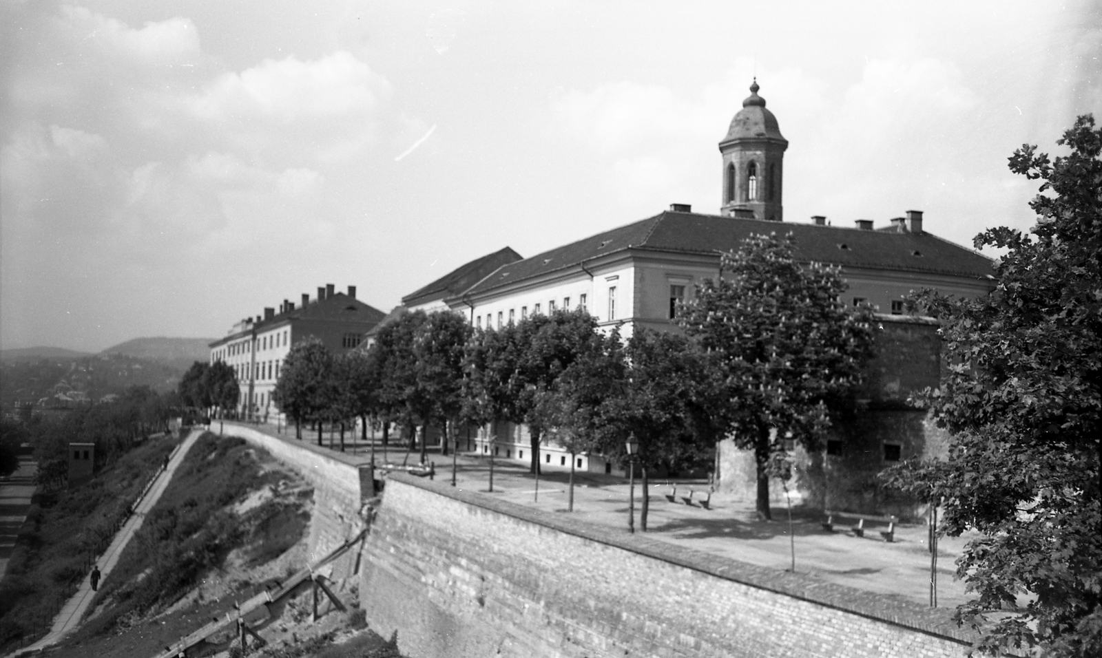 Magyarország, budai Vár, Budapest I., Tóth Árpád sétány, távolabb a Hadtörténeti Múzeum, jobbra a háttérben a Mária Magdolna-templom tornya. A felvétel a Veli bej rondellától készült., 1961, FŐMTERV, Domonkos Endre, Budapest, Fortepan #251486