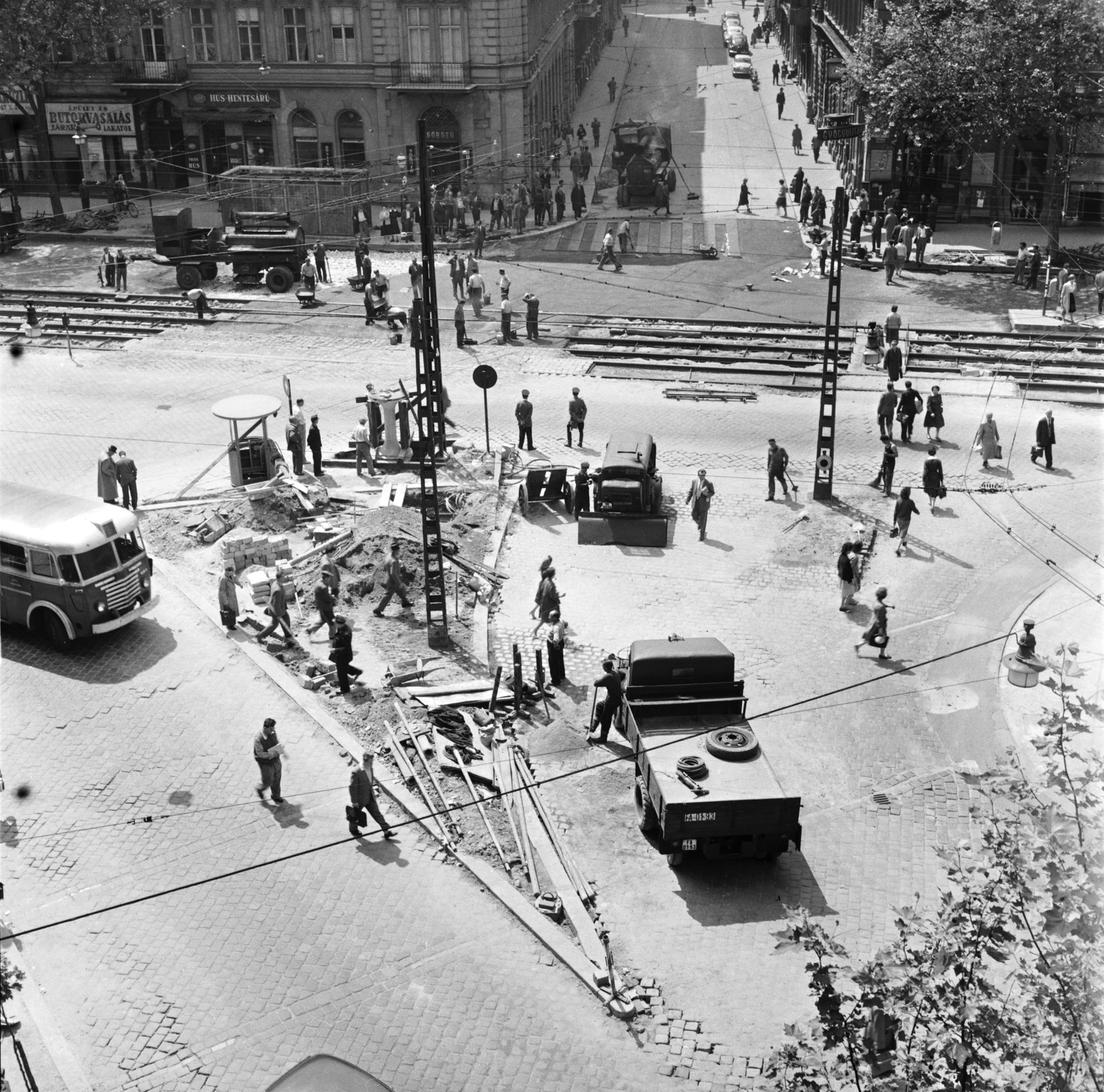 Magyarország, Budapest V.,Budapest VI., a Bajcsy-Zsilinszky út és a Podmaniczky (Rudas László) utca átépítése, szemben a Kálmán Imre (Kálmán) utca., 1961, FŐMTERV, Domonkos Endre, Budapest, Fortepan #251494