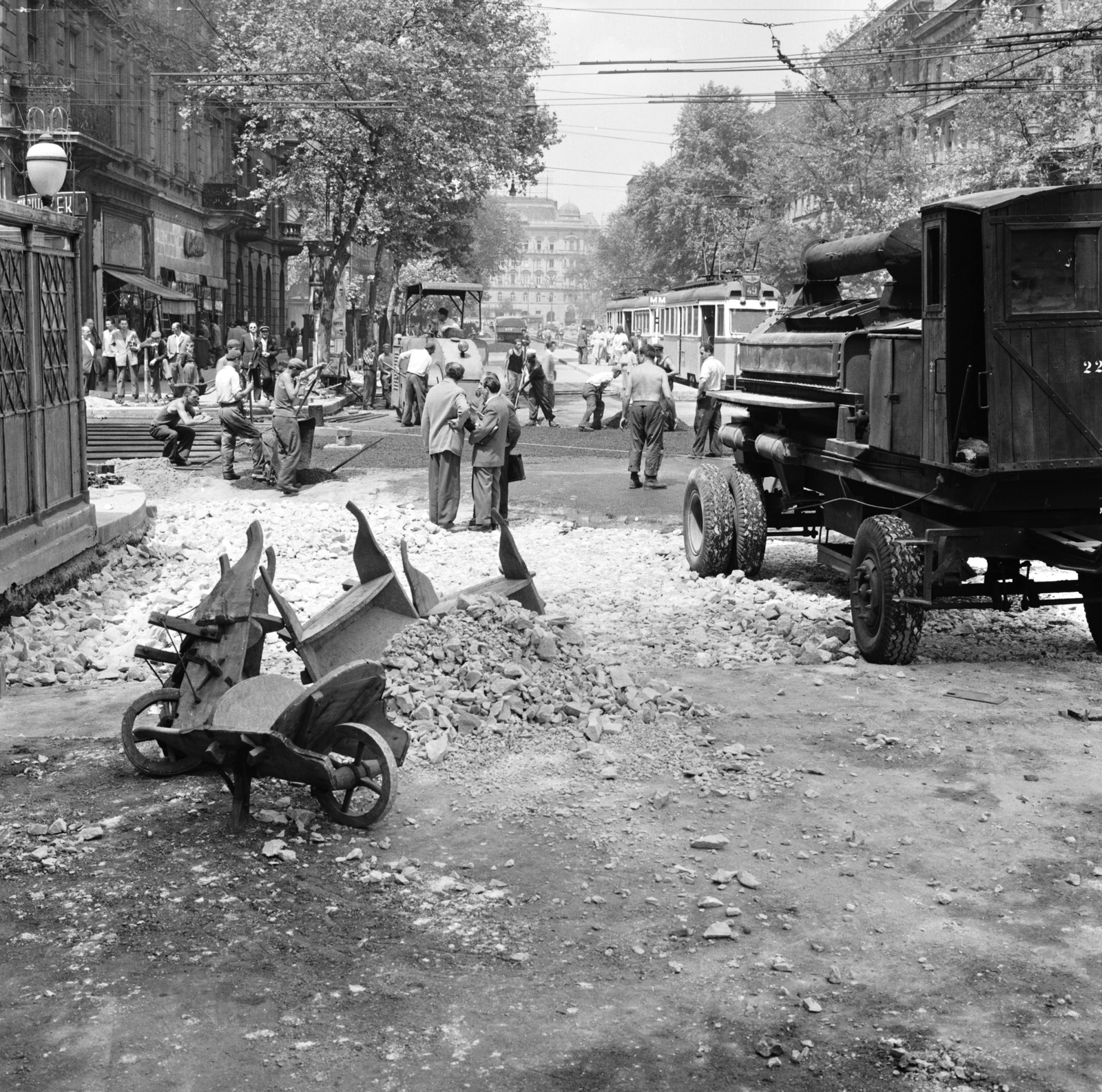 Magyarország, Budapest V.,Budapest VI., a Bajcsy-Zsilinszky út átépítése a Kálmán Imre (Kálmán) utca - Nyugati (Marx) tér közötti szakaszon., 1961, FŐMTERV, Domonkos Endre, Budapest, Fortepan #251495