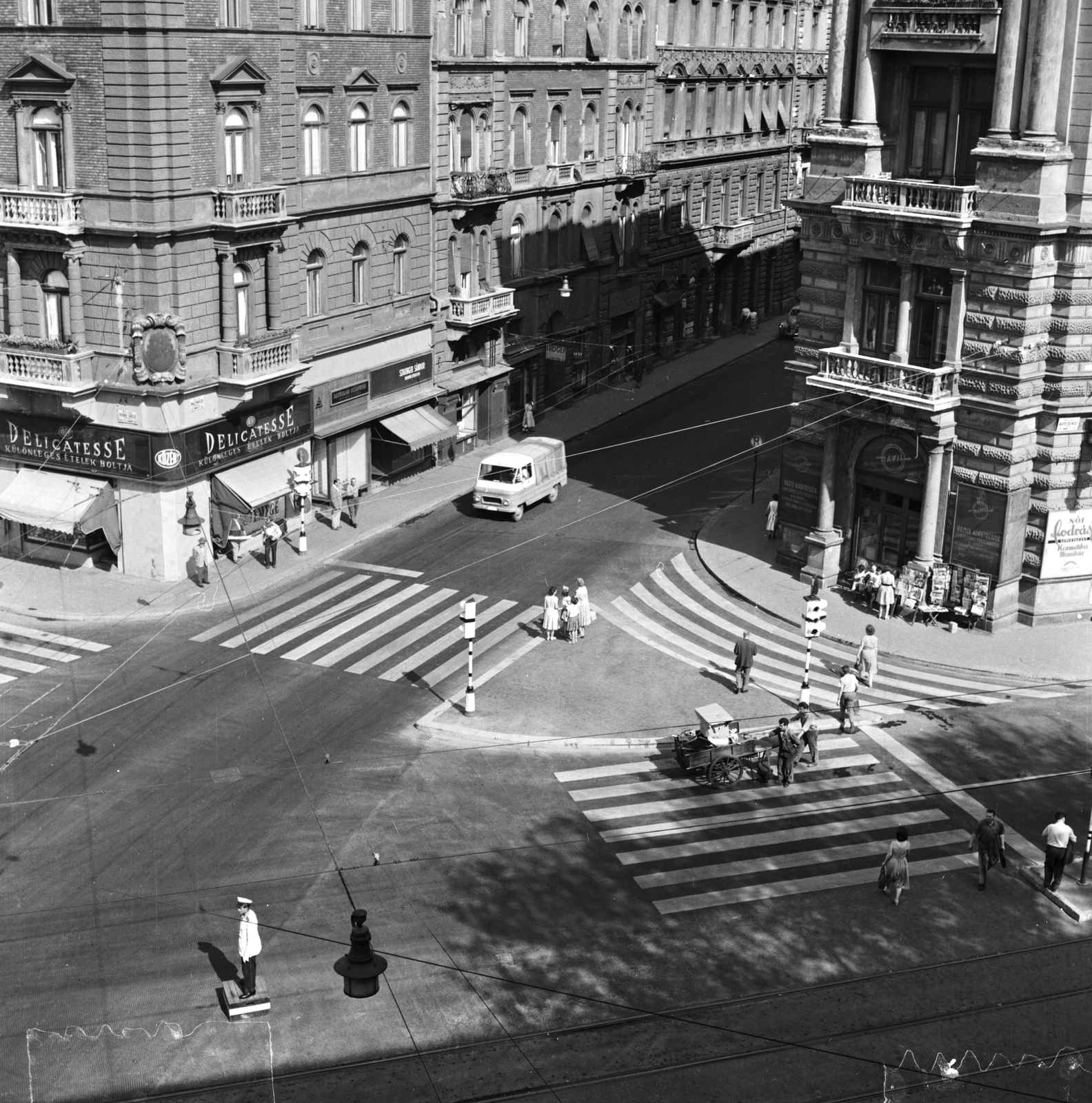 Magyarország, Budapest V.,Budapest VI., Bajcsy-Zsilinszky út, balra a Podmaniczky (Rudas László) utca, szemben a Nagymező utca torkolata., 1961, FŐMTERV, Domonkos Endre, Budapest, Fortepan #251517