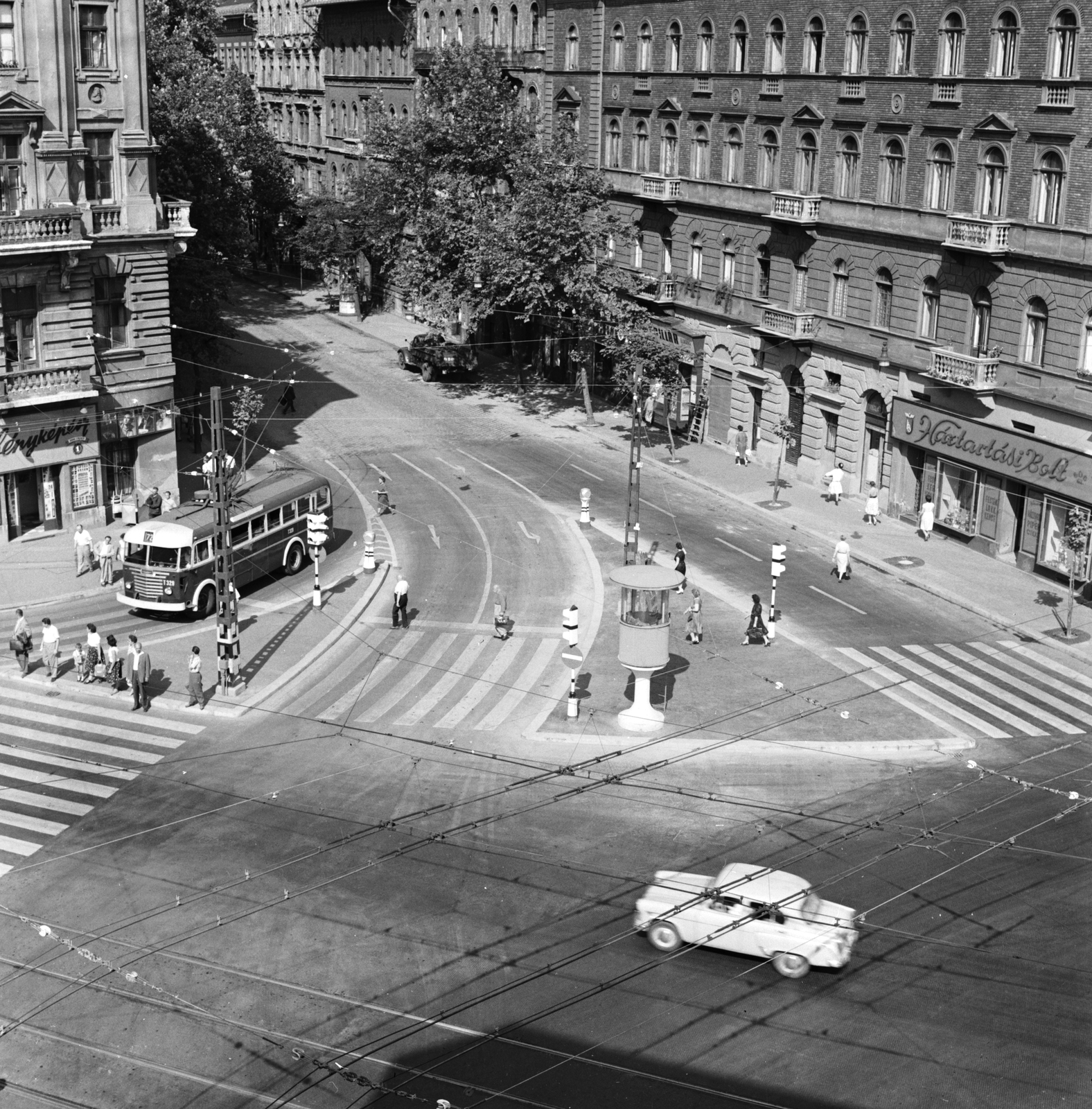 Magyarország, Budapest VI., a Bajcsy-Zsilinszky út és a Podmaniczky (Rudas László) utca átépítése után., 1961, FŐMTERV, Domonkos Endre, Budapest, Ikarus 60T, Fortepan #251518