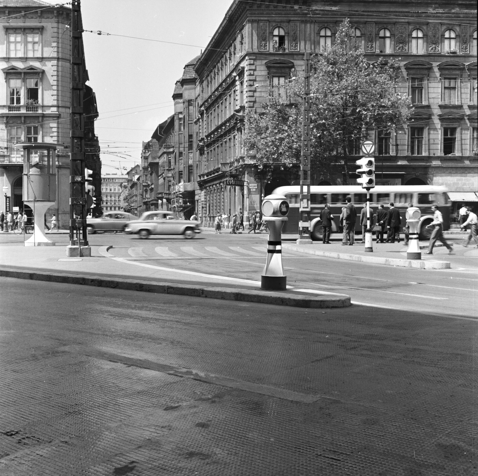 Magyarország, Budapest V.,Budapest VI., a Bajcsy-Zsilinszky út és a Podmaniczky (Rudas László) utca átépítés után, szemben a Kálmán Imre (Kálmán) utca., 1961, FŐMTERV, Domonkos Endre, Budapest, Fortepan #251520