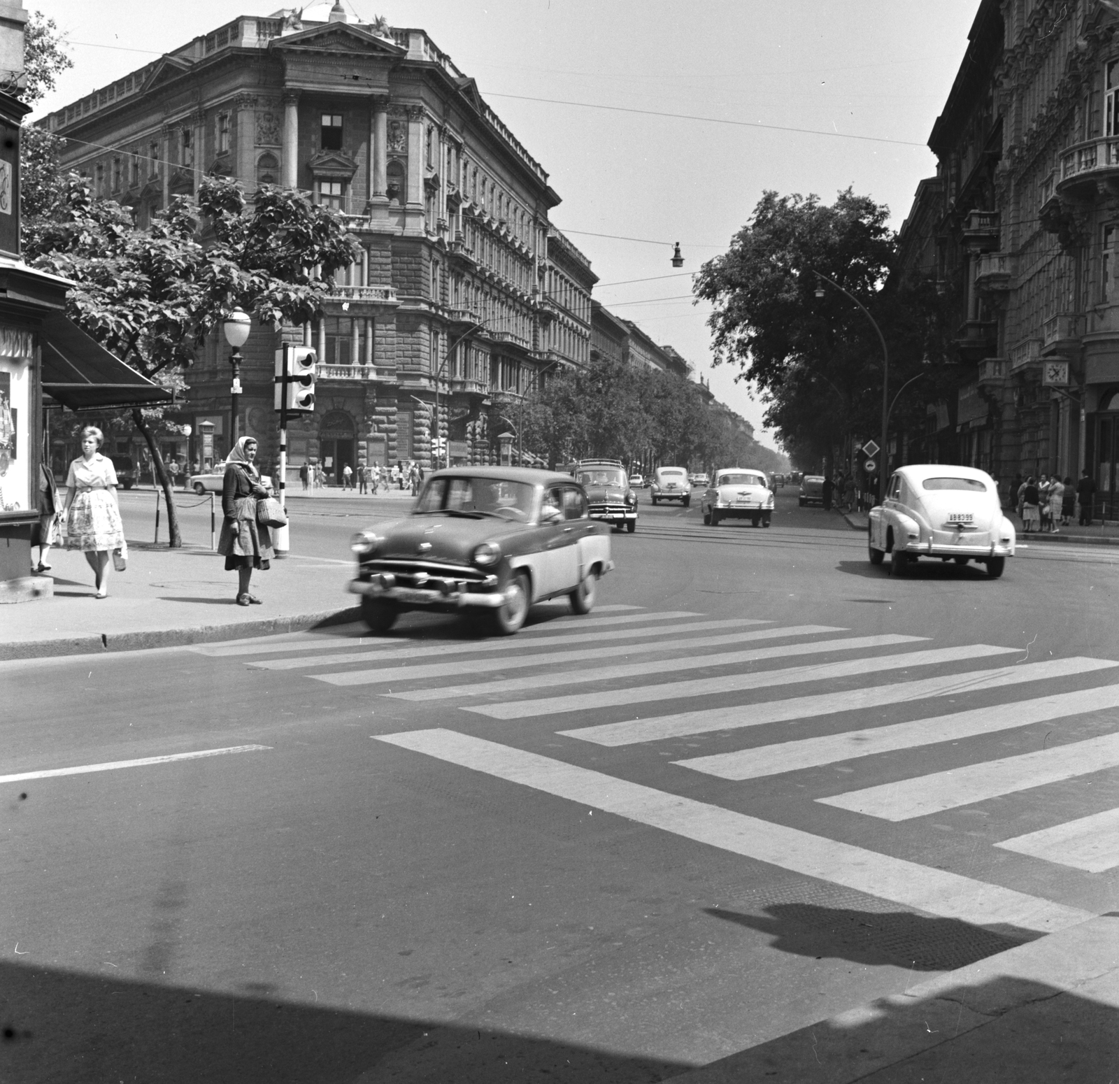 Magyarország, Budapest V.,Budapest VI., a József Atilla utca torkolata a Bajcsy-Zsilinszky útnál, szemben az Andrássy út (Népköztársaság útja)., 1961, FŐMTERV, Domonkos Endre, Budapest, Fortepan #251522