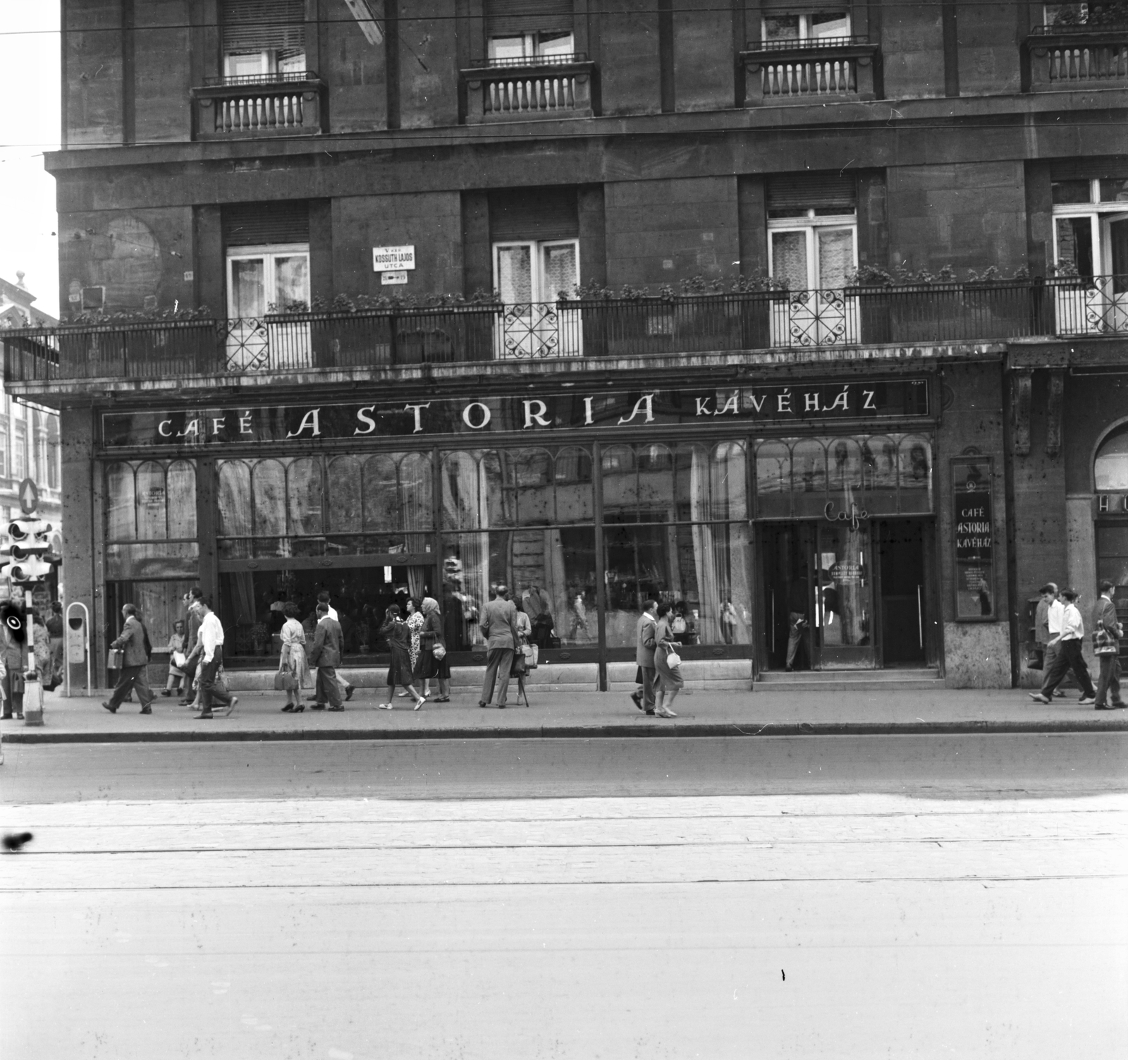Magyarország, Budapest V., Kossuth Lajos utca, Astoria szálló. Balra a Múzeum körút., 1961, FŐMTERV, Domonkos Endre, Budapest, Fortepan #251523