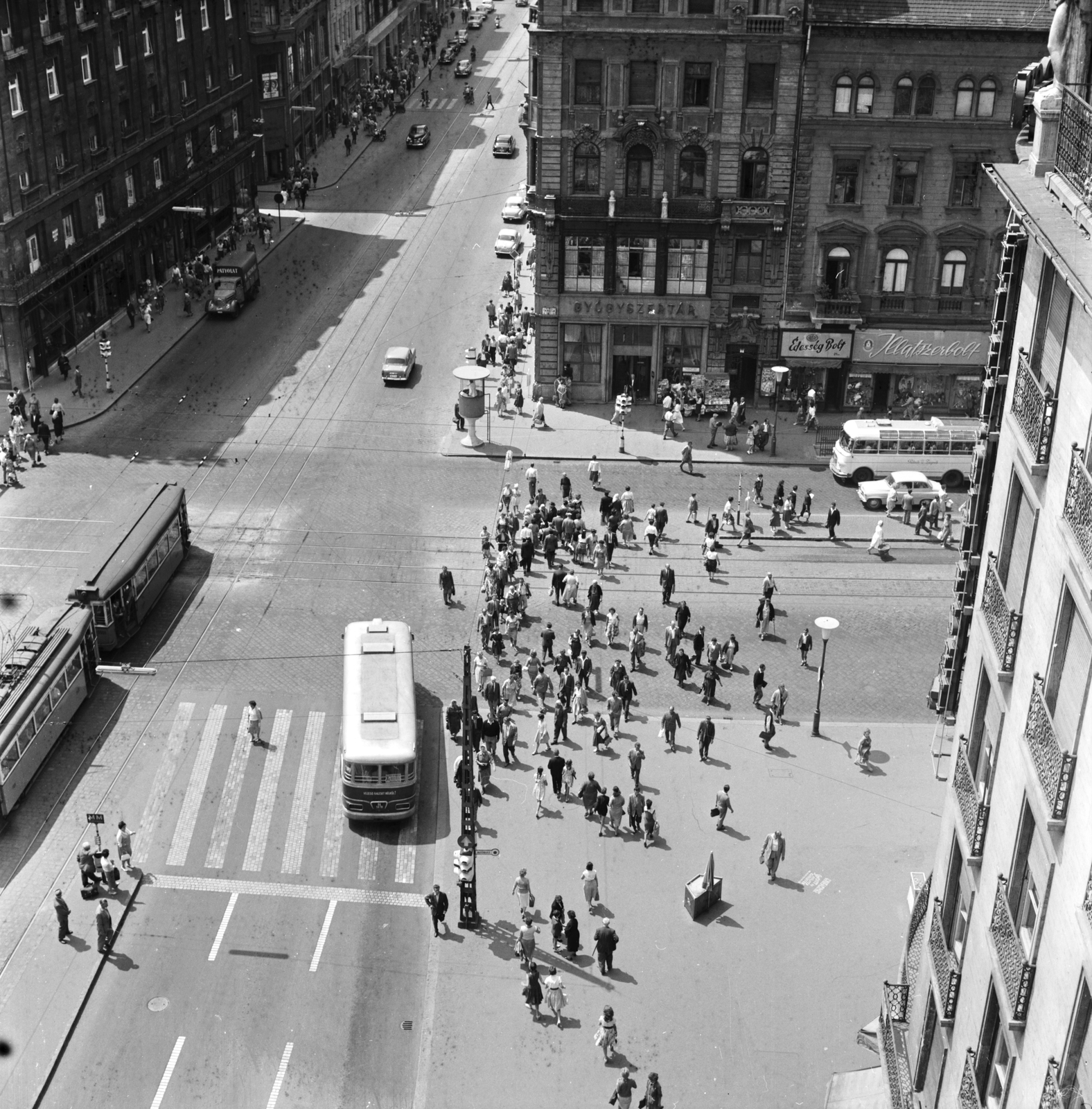 Magyarország, Budapest V.,Budapest VII., rálátás az Astoria kereszteződésre a Georgia bérpalotából, szemben a Rákóczi út Károly (Tanács) körút sarkán álló ház látszik., 1961, FŐMTERV, Domonkos Endre, Budapest, Fortepan #251525