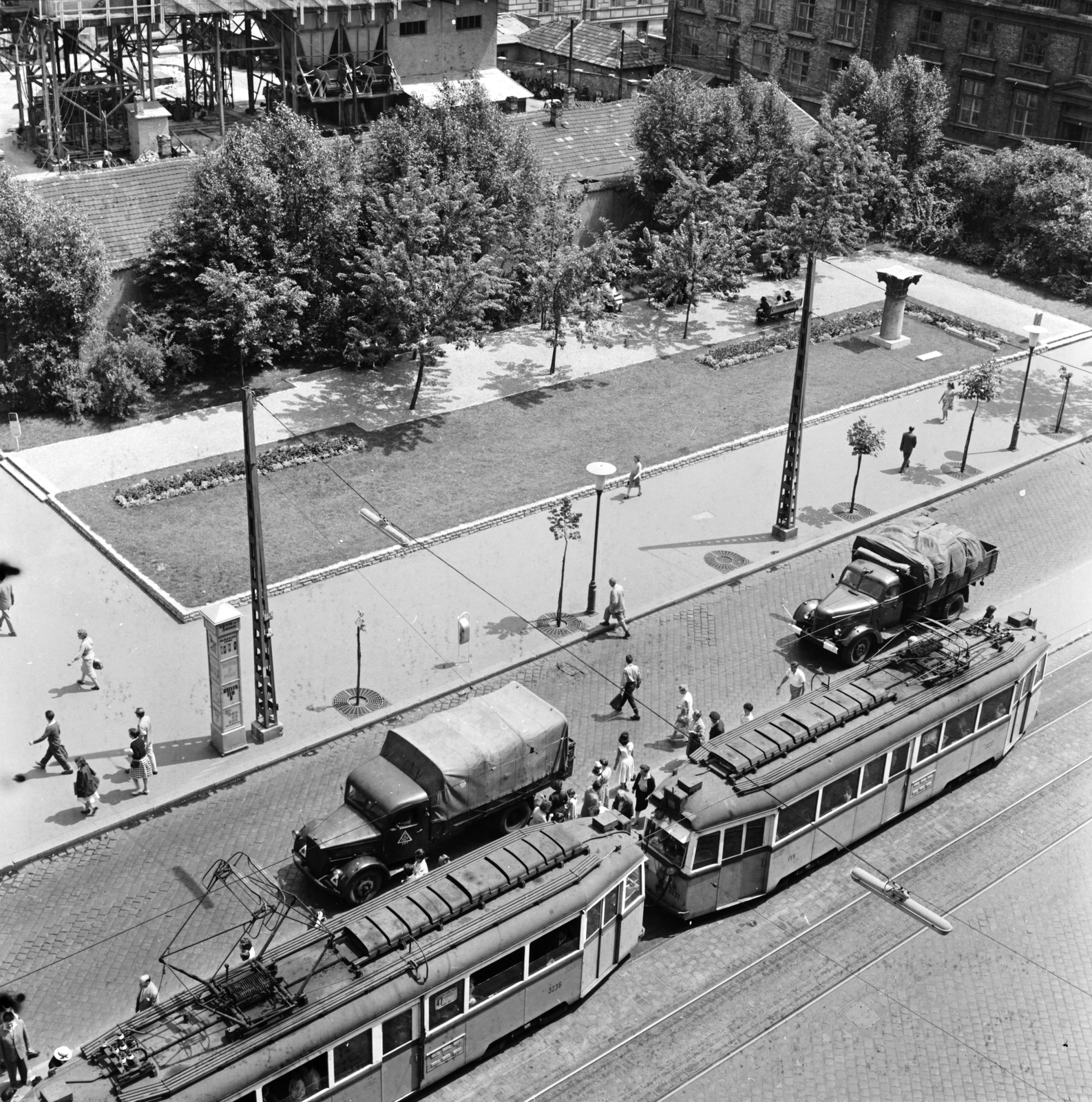 Magyarország, Budapest V., Múzeum körút az Astoriánál. Jobbra az egykori Rákóczi (Kerepesi) úti Nemzeti Színház oszlopfőjéből készült Nemzeti Színház-emlékmű., 1961, FŐMTERV, Domonkos Endre, Budapest, Fortepan #251527