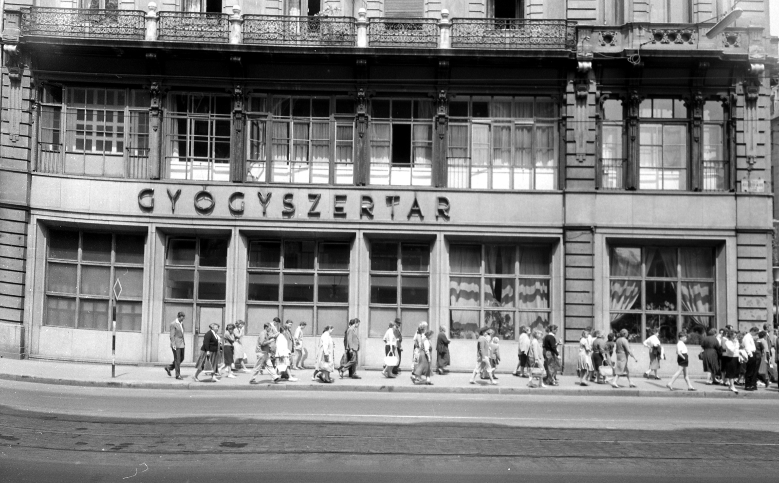 Magyarország, Budapest V., Kossuth Lajos utca, jobbra a Károly (Tanács) körút sarok., 1961, FŐMTERV, Domonkos Endre, Budapest, Fortepan #251537