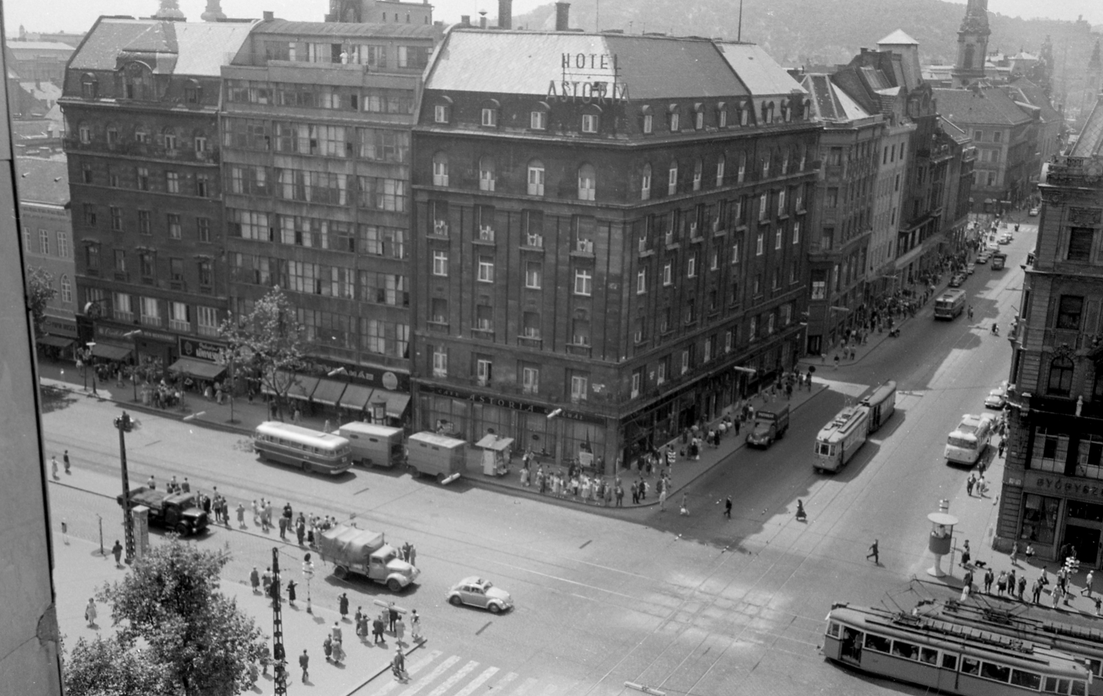 Magyarország, Budapest V.,Budapest VII.,Budapest VIII., kilátás a Rákóczi út 4., a Georgia bérpalotából a Múzeum körút - Kossuth Lajos utca sarkán álló Astoria szálló felé., 1961, FŐMTERV, Domonkos Endre, Budapest, Fortepan #251542