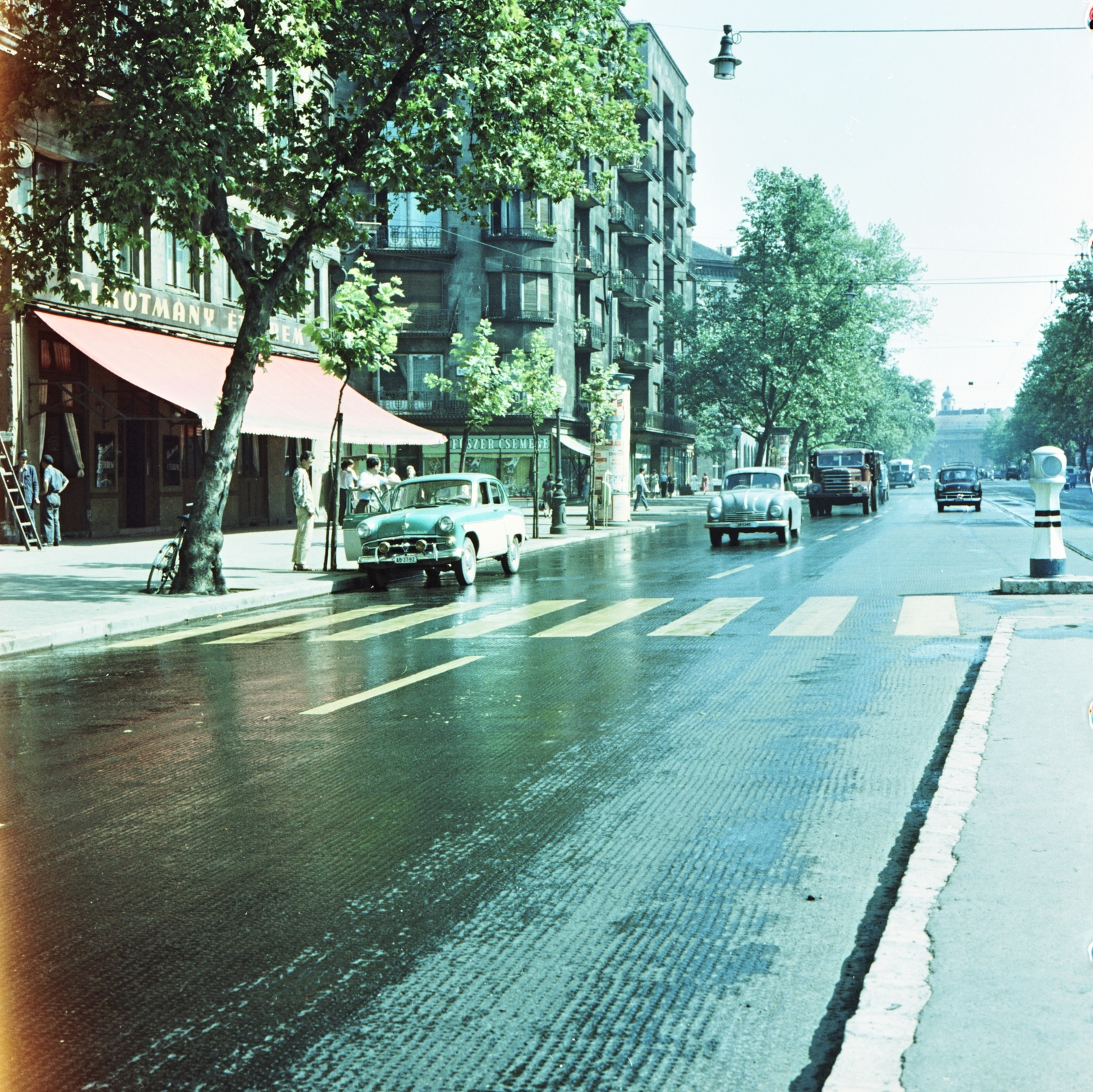 Hungary, Budapest VI., Bajcsy-Zsilinszky út, villamosmegálló a Desseffy utca - Zichy Jenő utca közötti szakaszon. Távolban a Deák Ferenc téri evangélikus templom látszik., 1961, FŐMTERV, Budapest, Fortepan #251546