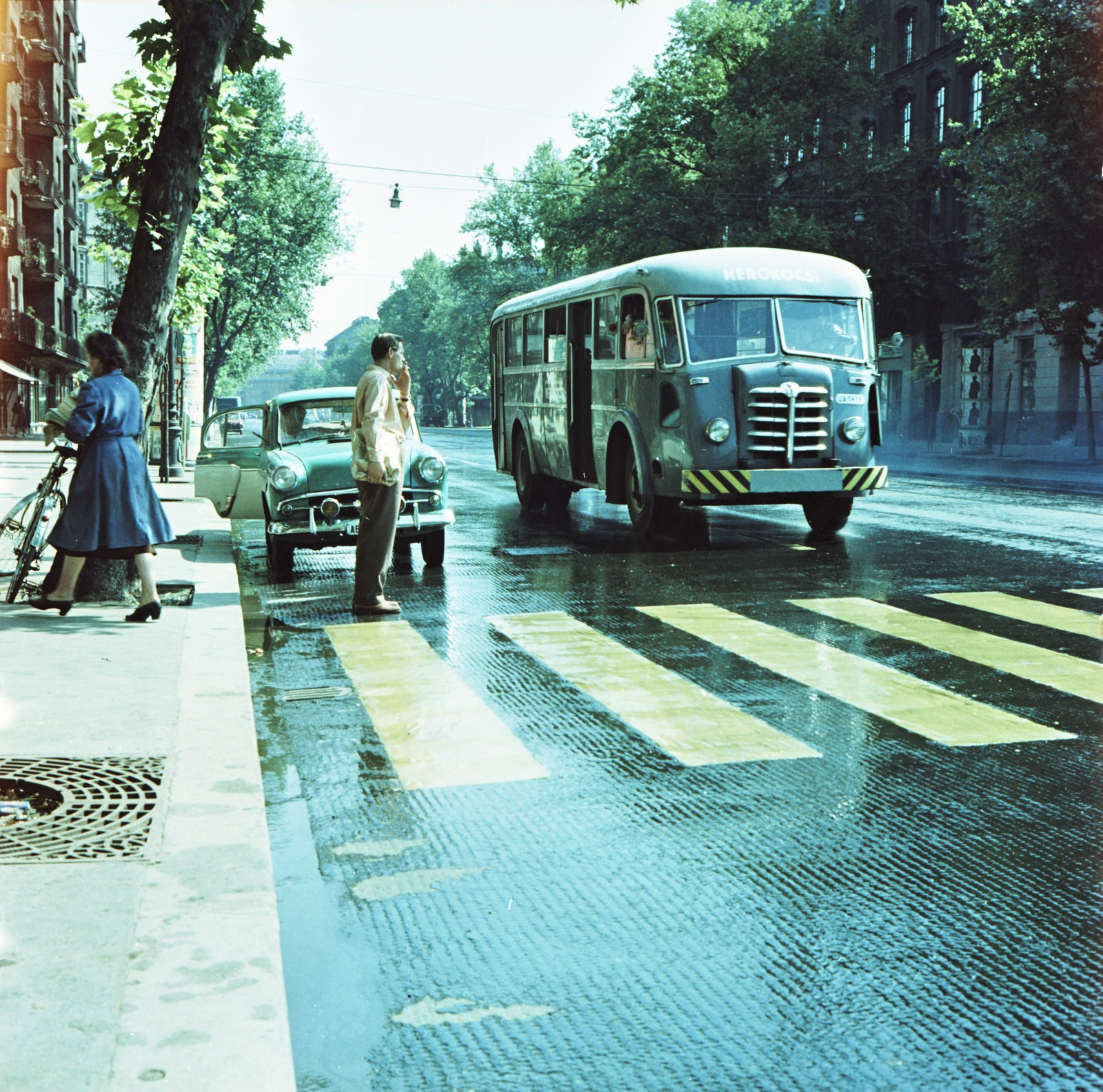 Magyarország, Budapest VI., Bajcsy-Zsilinszky út, gyalogos átkelőhely a Zichy Jenő utca közelében, távolban a Deák Ferenc téri evangélikus templom látszik., 1961, FŐMTERV, Domonkos Endre, autóbusz, Moszkvics-márka, MÁVAG Tr5, Budapest, gyalogátkelő, Moszkvics 407, Fortepan #251547
