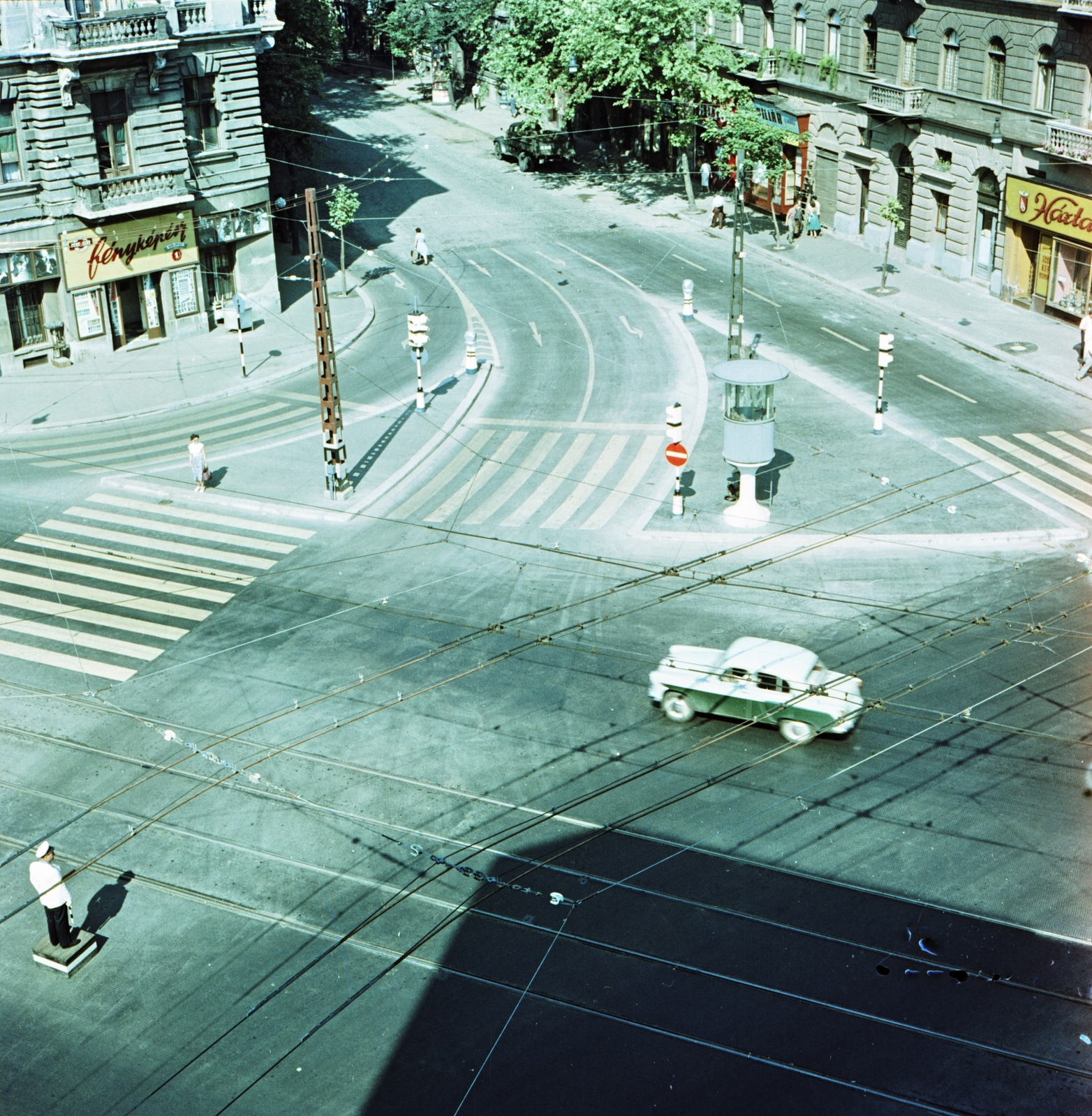 Magyarország, Budapest VI., Bajcsy-Zsilinszky út - Podmaniczky (Rudas László) utca sarok., 1961, FŐMTERV, Domonkos Endre, Moszkvics-márka, rendőr, üzletportál, őrbódé, felsővezeték, Budapest, gyalogátkelő, Fortepan #251548