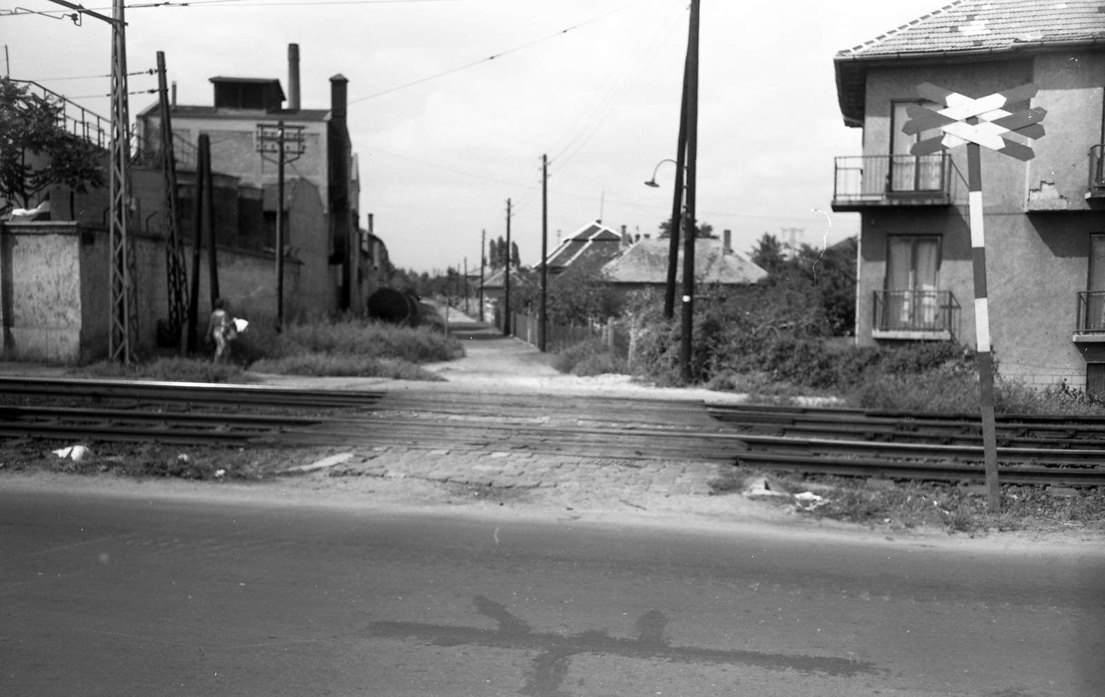Magyarország, Budapest XIV., Kerepesi út, átjáró a HÉV vonalánál az Ötvenes utca felé. A felvétel a 3-as főút szélesítéséhez kapcsolódó sorozat része., 1961, FŐMTERV, Domonkos Endre, Budapest, Fortepan #251558