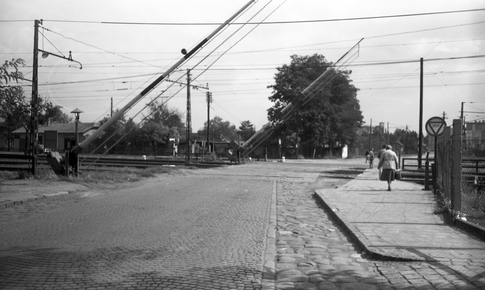 Magyarország, Budapest XVI., Thököly út, a HÉV vonalán és a Veres Péter úton (Szabadság útja) túl a Lándzsa utca torkolata. A felvétel a 3-as főút szélesítéséhez kapcsolódó sorozat része., 1961, FŐMTERV, Domonkos Endre, Budapest, Fortepan #251559