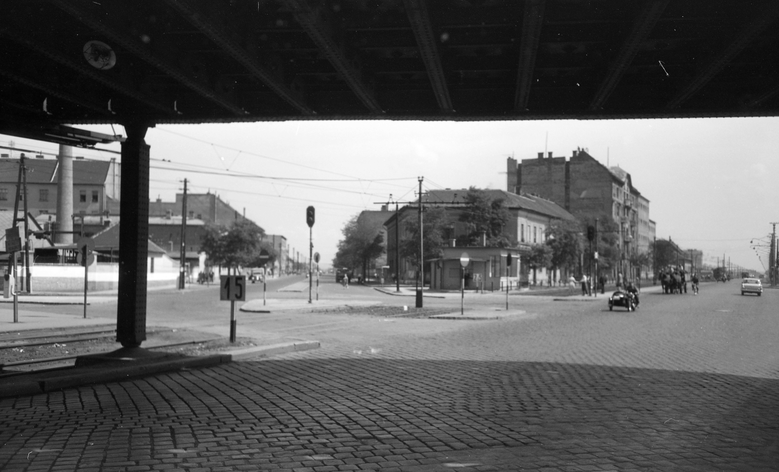 Magyarország, Budapest X.,Budapest XIV., a Kerepesi út Pongrácz úttól az Örs vezér tere felé vezető szakasza. A vasúti felüljáró után balra a Mexikói út, szemben a Fogarasi út. A felvétel a 3-as főút szélesítéséhez kapcsolódó sorozat része., 1961, FŐMTERV, Domonkos Endre, Budapest, Fortepan #251563