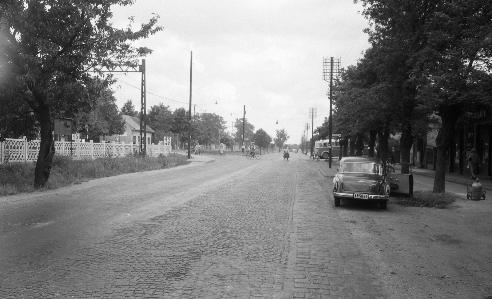 Magyarország, Budapest XVI., Veres Péter út (Szabadság útja), balra a Sashalom HÉV állomás, utána a Batsányi János út torkolata. Jobbra az autóbusz a Hősök fasoráról kanyarodik ki. A felvétel a 3-as főút szélesítéséhez kapcsolódó sorozat része., 1960, FŐMTERV, Domonkos Endre, Wartburg 311/312, rendszám, Budapest, kerékpár, Fortepan #251570