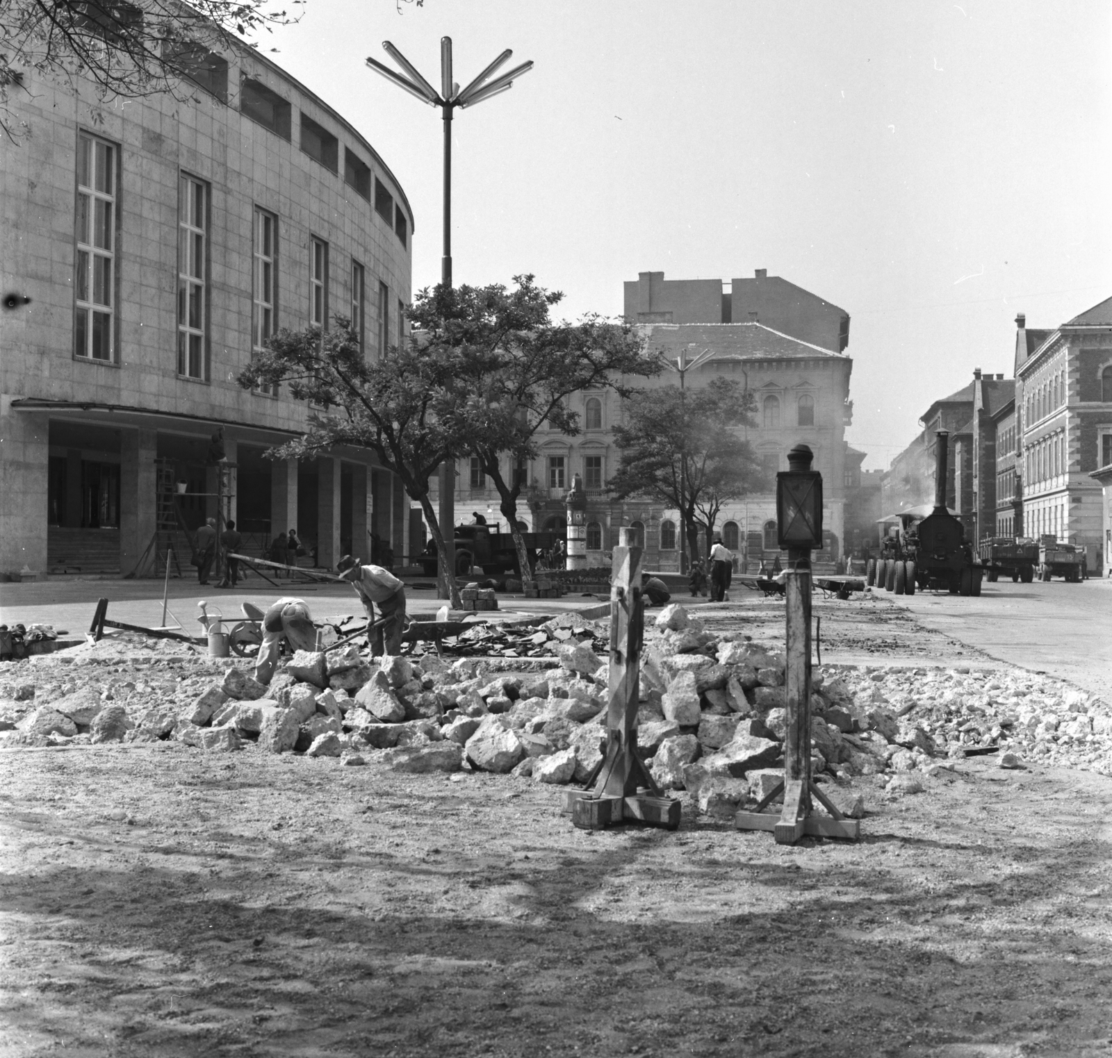 Hungary, Budapest VIII., II. János Pál pápa (Köztársaság) tér, balra az Erkel Színház főbejárata, szemben a Bezerédi utca - Luther utca sarok., 1961, FŐMTERV, Budapest, Fortepan #251576