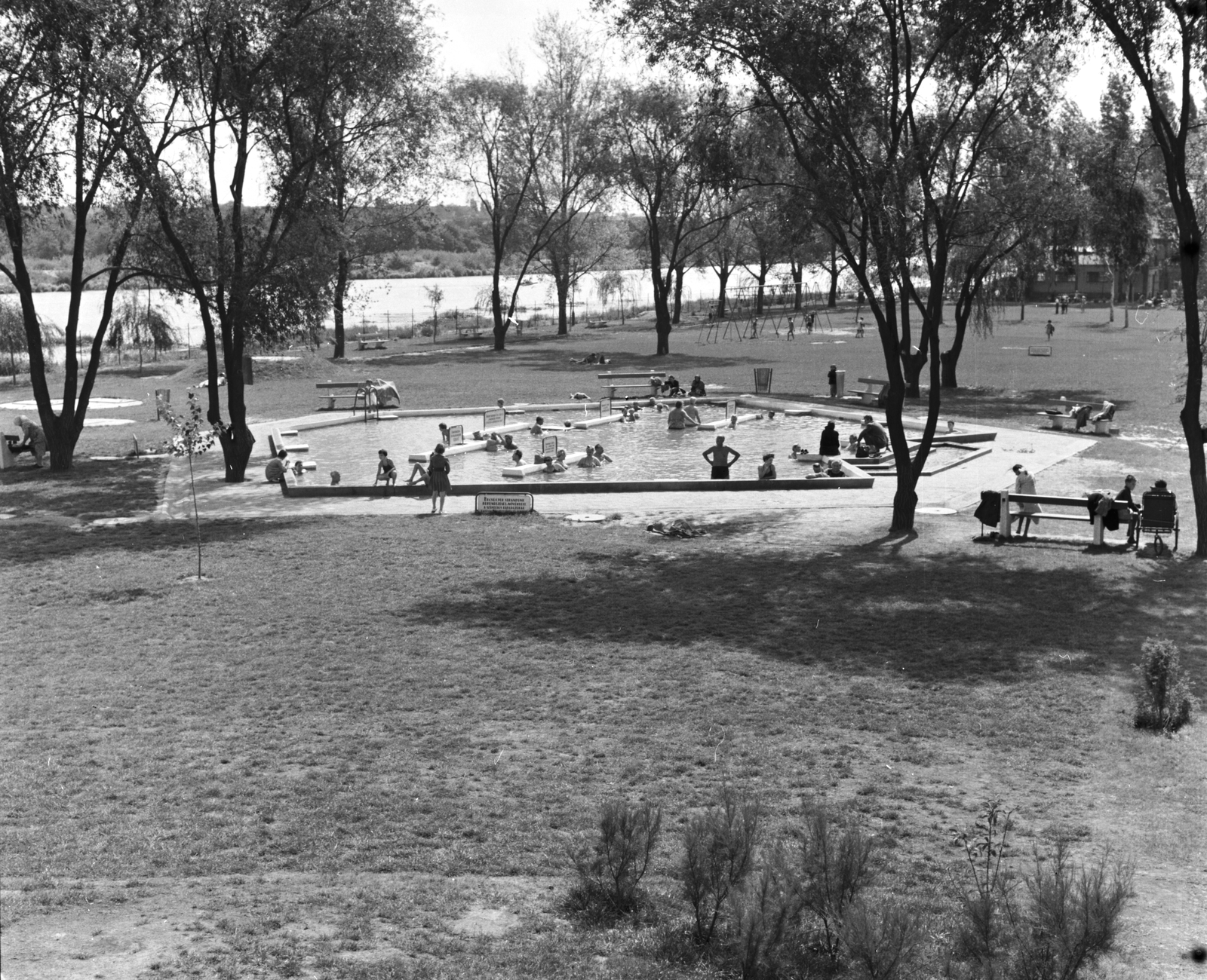 Hungary, Budapest XXI., Hollandi út 14., Csepeli Strand. Melegvízű gyógymedence, háttérben a Ráckevei (Soroksári)-Duna., 1961, FŐMTERV, Budapest, Fortepan #251578