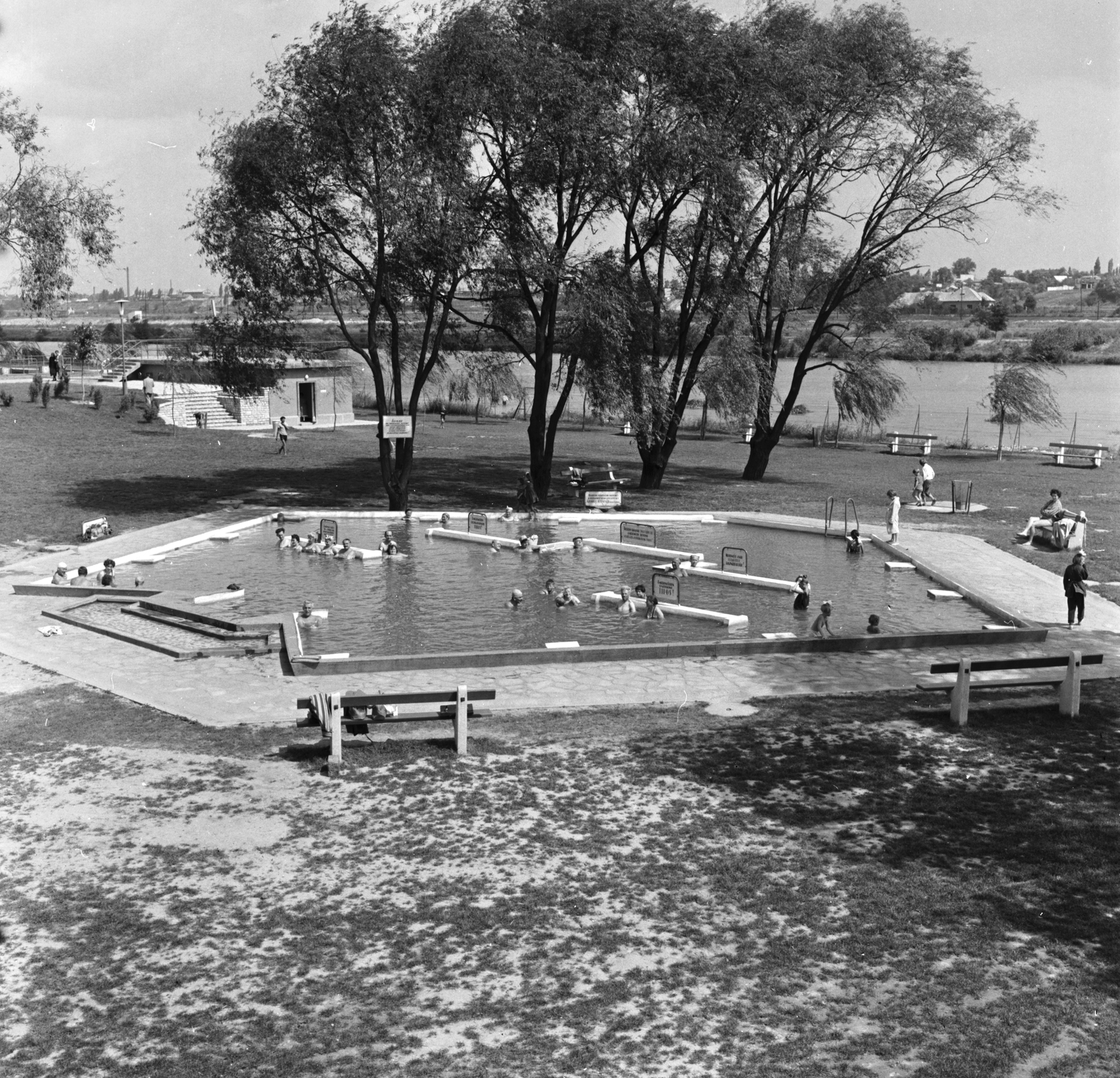 Magyarország, Budapest XXI., Hollandi út 14., Csepeli Strand. Melegvízű gyógymedence, háttérben a Ráckevei (Soroksári)-Duna., 1961, FŐMTERV, Domonkos Endre, Budapest, Fortepan #251579