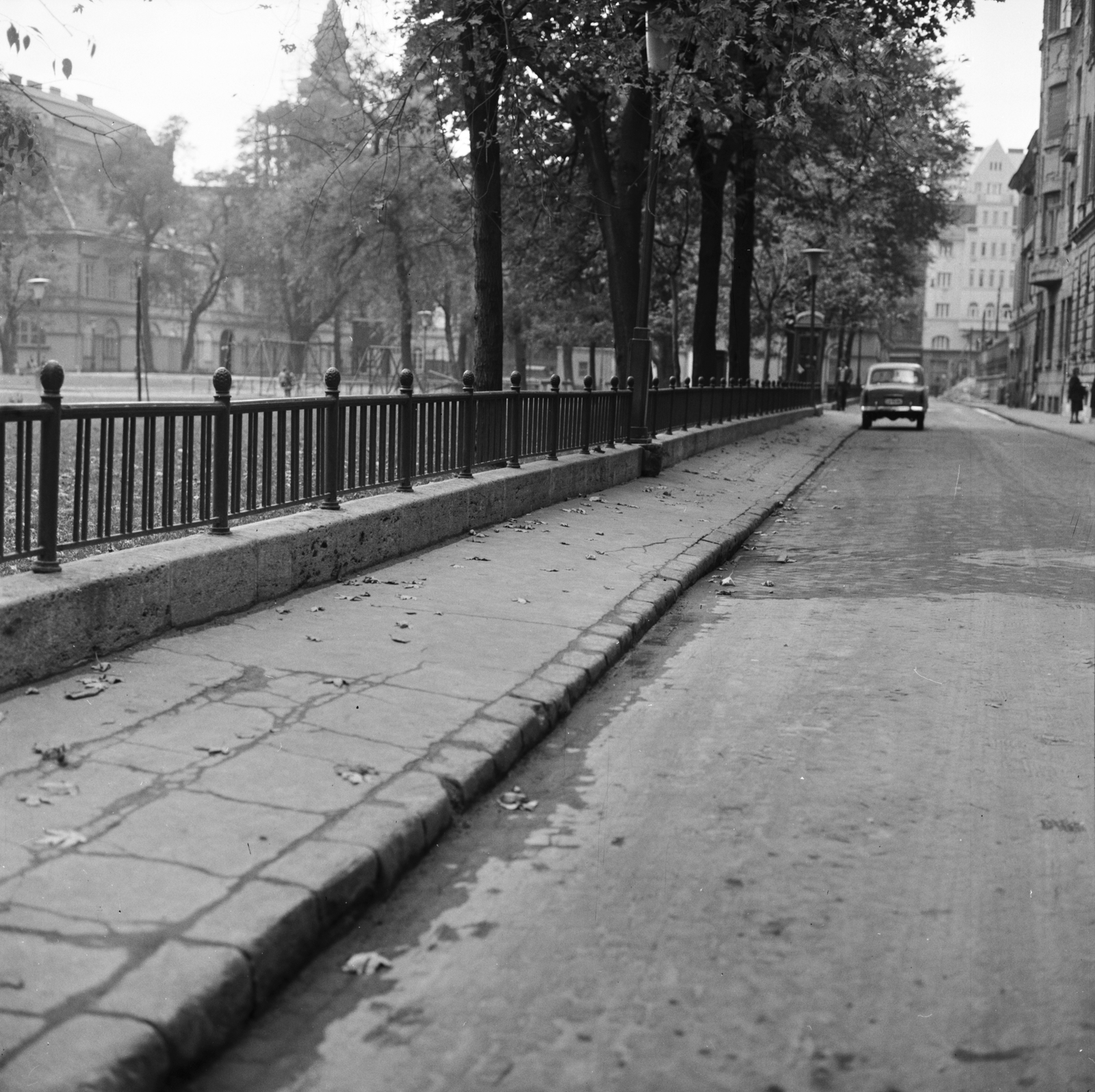 Hungary, Budapest V., Ferenczy István utca, balra a játszótér a Károlyi kertben, háttérben az Egyetemi templom., 1961, FŐMTERV, Budapest, Fortepan #251583