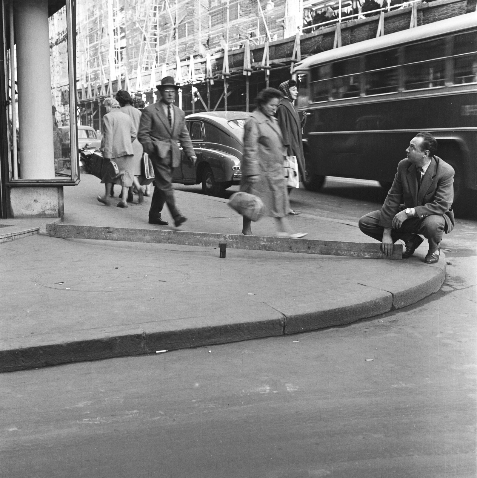 Magyarország, Budapest V., Párizsi (Párisi) utca - Petőfi Sándor utca sarok, szemben a Főposta felállványozott épülete., 1961, FŐMTERV, Domonkos Endre, Budapest, Fortepan #251584