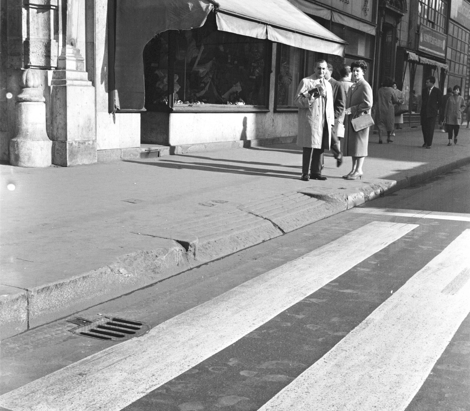 Magyarország, Budapest V., Kossuth Lajos utca, a felvétel 2/a számú ház előtti gyalogos átkelőhelynél, a Petőfi Sándor utca közelében készült., 1961, FŐMTERV, Domonkos Endre, Budapest, kirakat, utcakép, Fortepan #251587