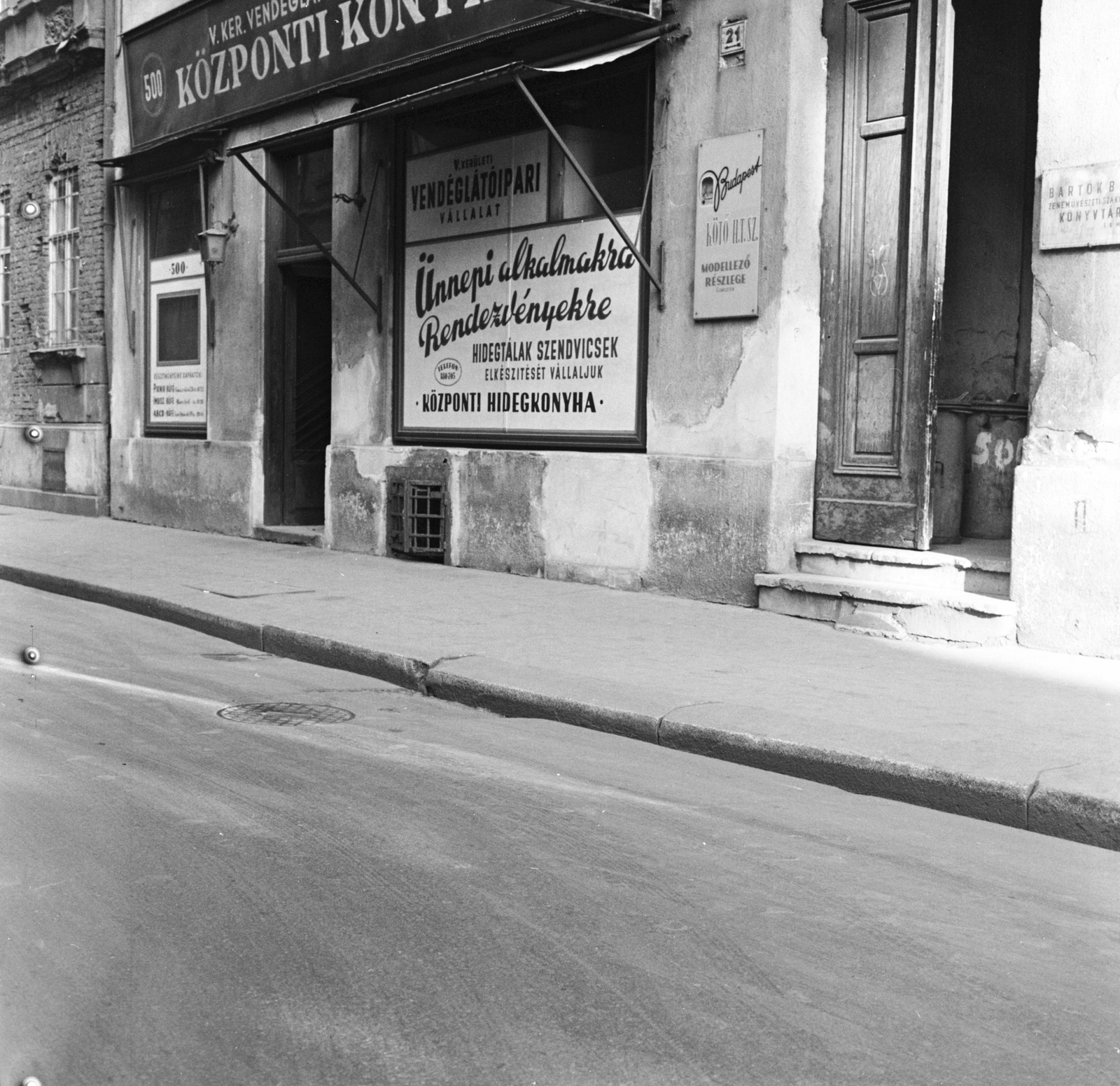 Magyarország, Budapest V., Semmelweis utca 21., az V. kerületi Vendéglátóipari Vállalat központi konyhája., 1961, FŐMTERV, Domonkos Endre, reklám, kirakat, cégtábla, kuka, kapualj, Budapest, Fortepan #251588