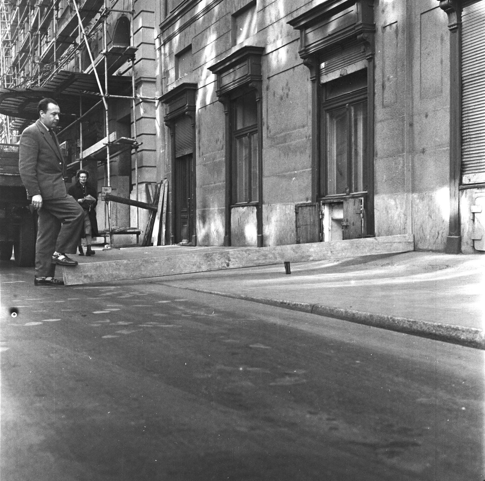 Magyarország, Budapest V., a Zrínyi utca 3. számú ház előtt felfagyott, kikátyúsodott útszakasz felmérése., 1961, FŐMTERV, Domonkos Endre, Budapest, férfi, állvány, Fortepan #251590