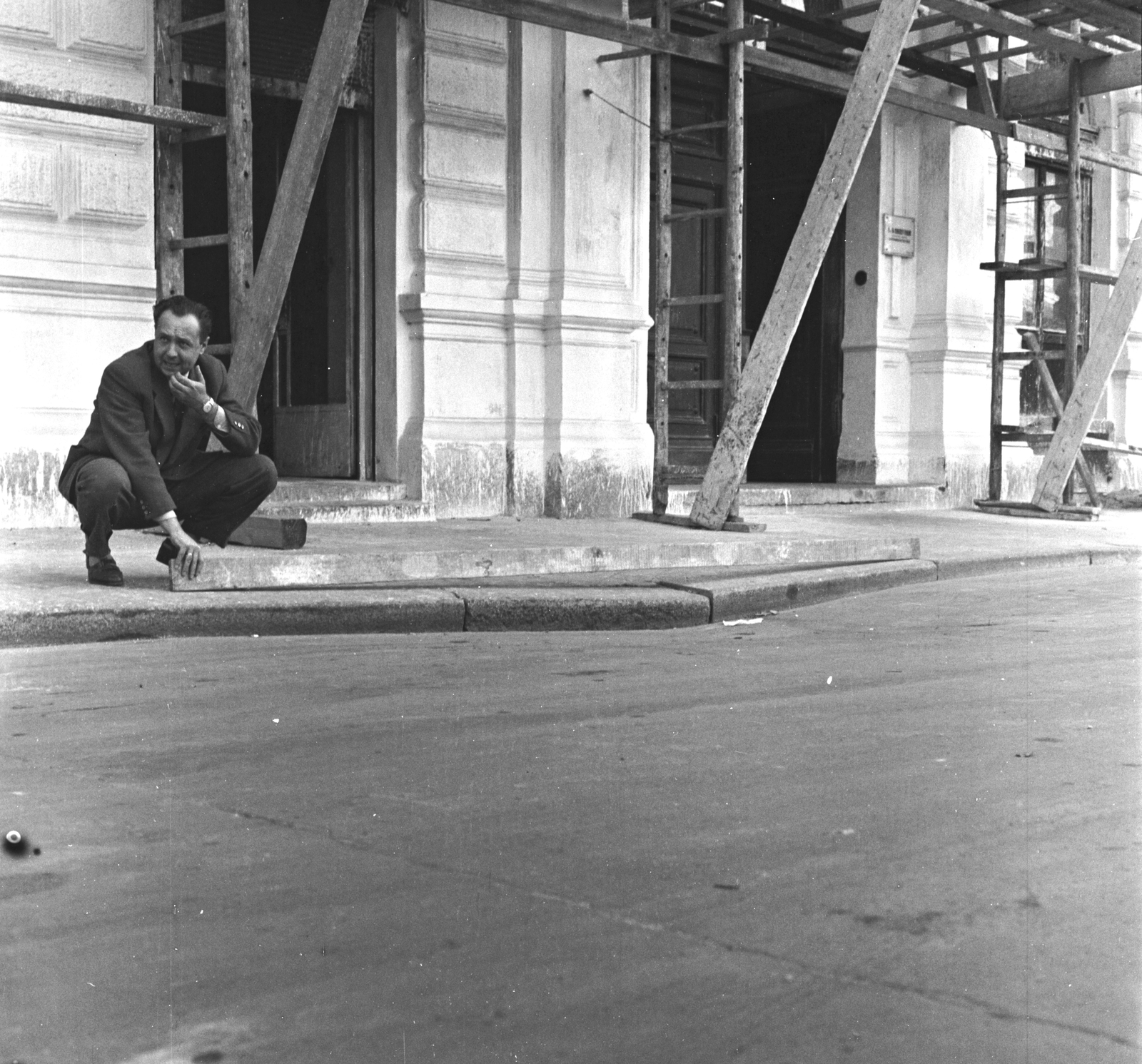 Magyarország, Budapest V., Wekerle Sándor (Szende Pál) utca az Apáczai Csere János utca és a Dunakorzó között, háttérben a Thonet-ház. Felfagyott, kikátyúsodott útszakasz felmérése., 1961, FŐMTERV, Domonkos Endre, állvány, guggolás, Budapest, férfi, Fortepan #251591